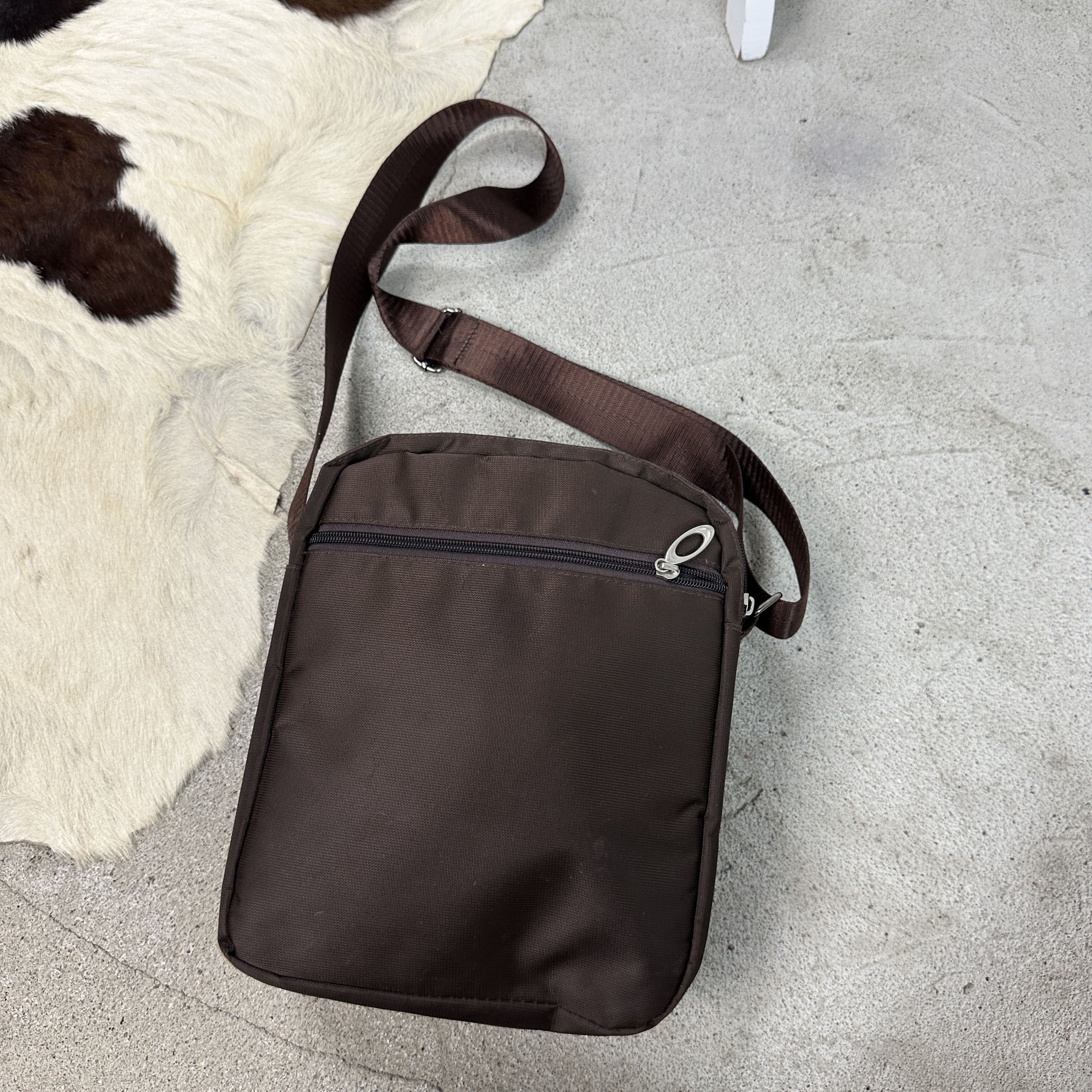 Vintage Vintage Nylon Unisex Gorpcore Crossbody Bag 00s Size ONE SIZE - 4 Thumbnail