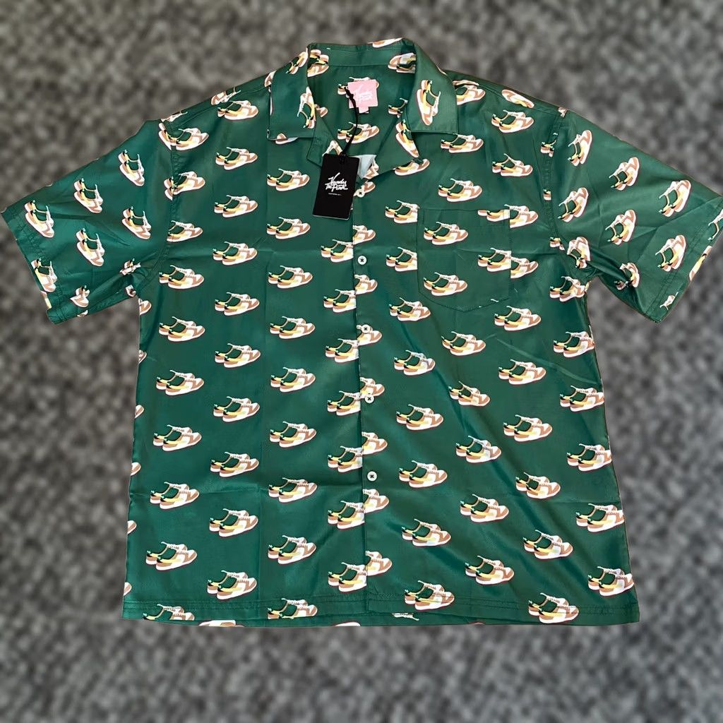 Vandy The Pink VANDY THE PINK Shirt Mens Large Green All Over Sneaker Print Short Sleeve Button Up Shirt Size US L / EU 52-54 / 3 - 1 Thumbnail