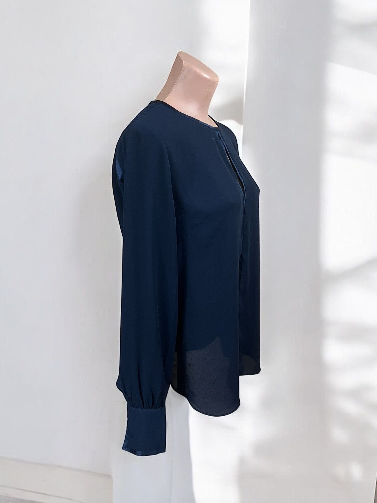 J.Lindeberg J.Lindeberg Destiny Fine Poly Crepe Navy Blouse size L Size L / US 10 / IT 46 - 2 Thumbnail