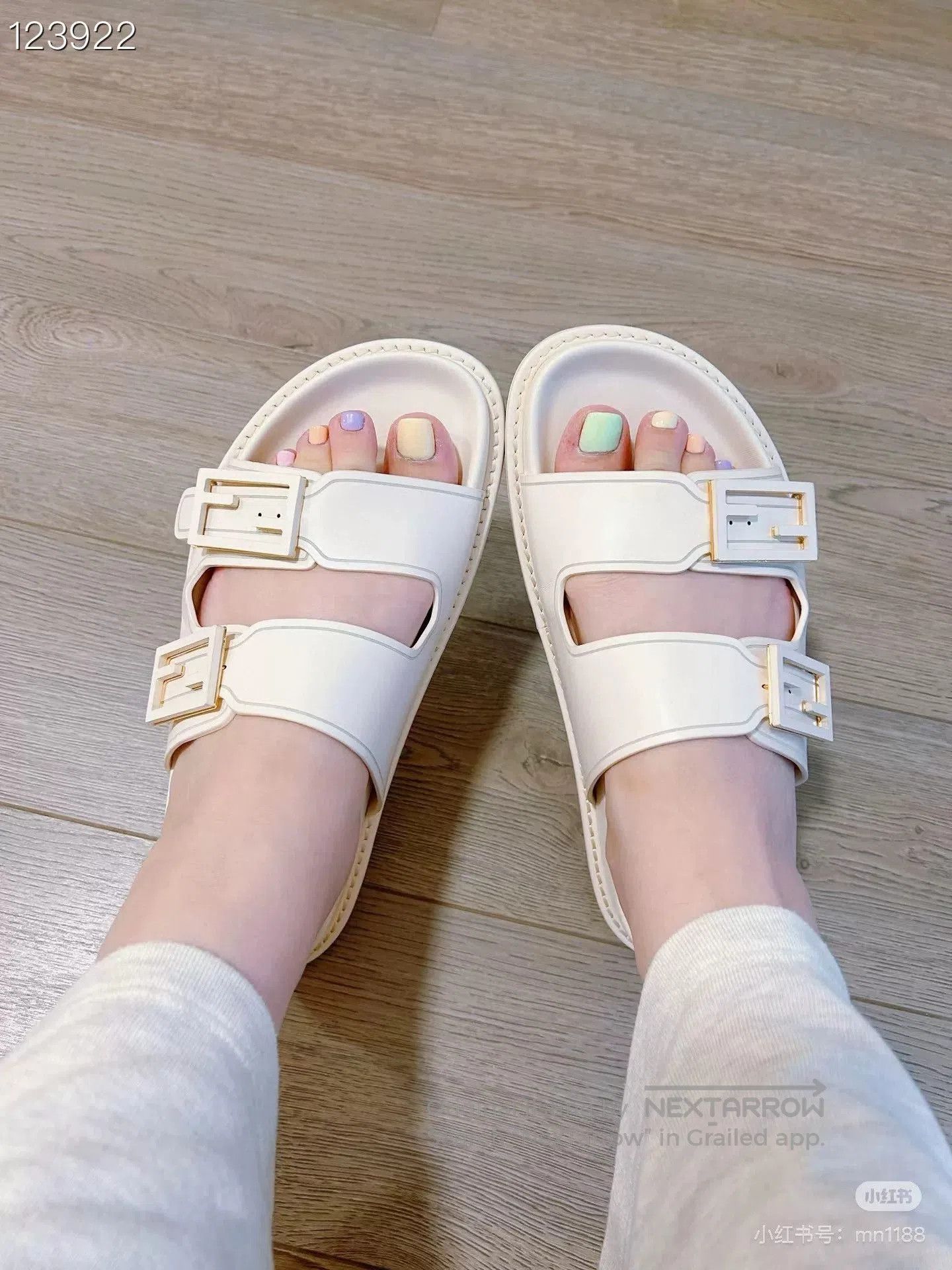 Fendi Fendi Women's Flat Casual Sandals. Size US 7 / IT 37 - 8 Thumbnail