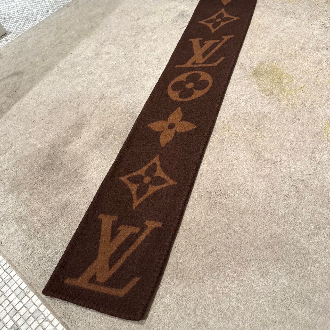 Louis Vuitton Louis Vuitton Brown Cashmere Monogram Sweet Dreams Scarf Size ONE SIZE - 6 Thumbnail