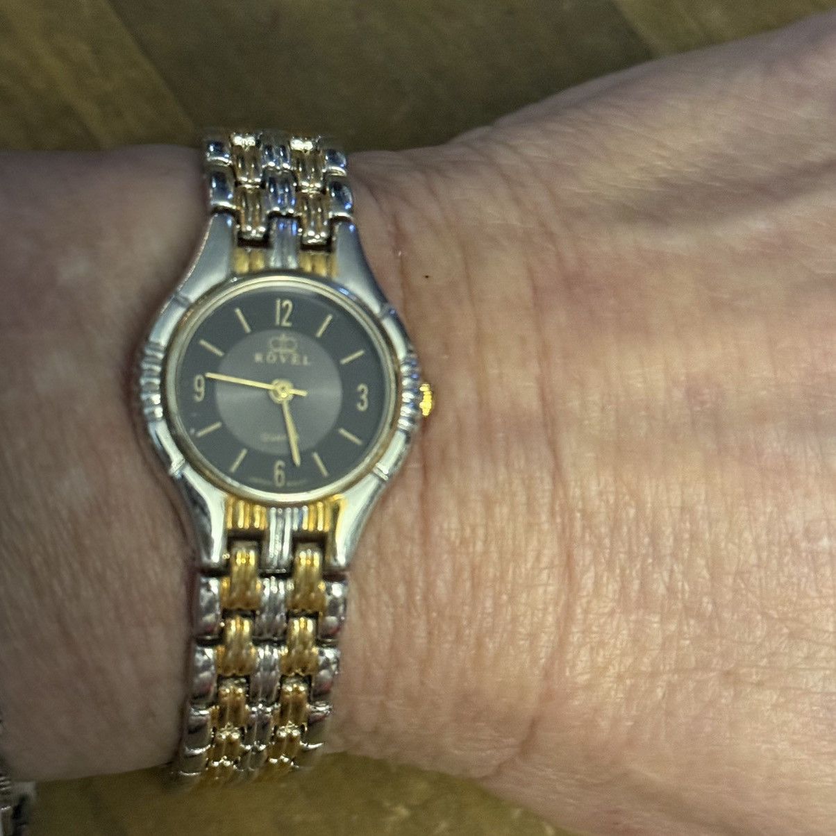Vintage Vintage Rovel two tone quartz watch Size ONE SIZE - 4 Thumbnail