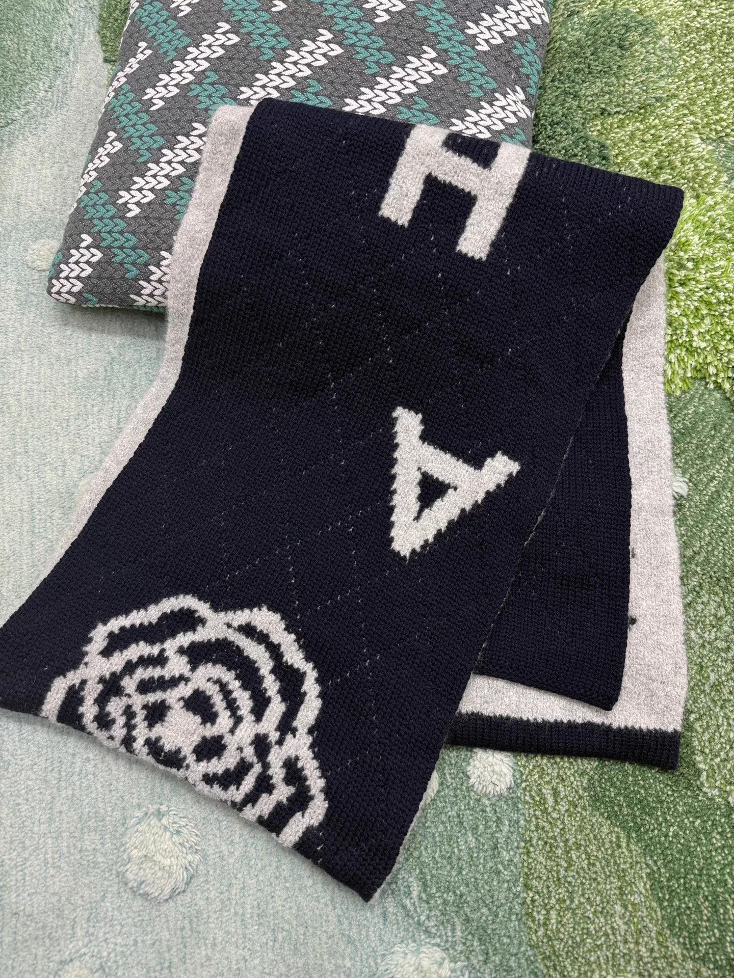 Chanel CHANEL Gray Blue Colorblocked Cashmere Wool Scarf Size ONE SIZE - 3 Thumbnail