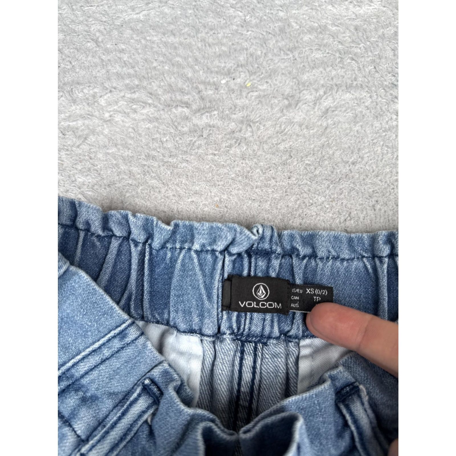 Volcom Volcom Denim Shorts Womens XS Blue High Rise Paperbag Pleated Elastic Waist 3" Summer Beach Casual Womens XS Blue Denim Paperbag Shorts Volcom Size 26" / US 2 / IT 38 - 7 Thumbnail
