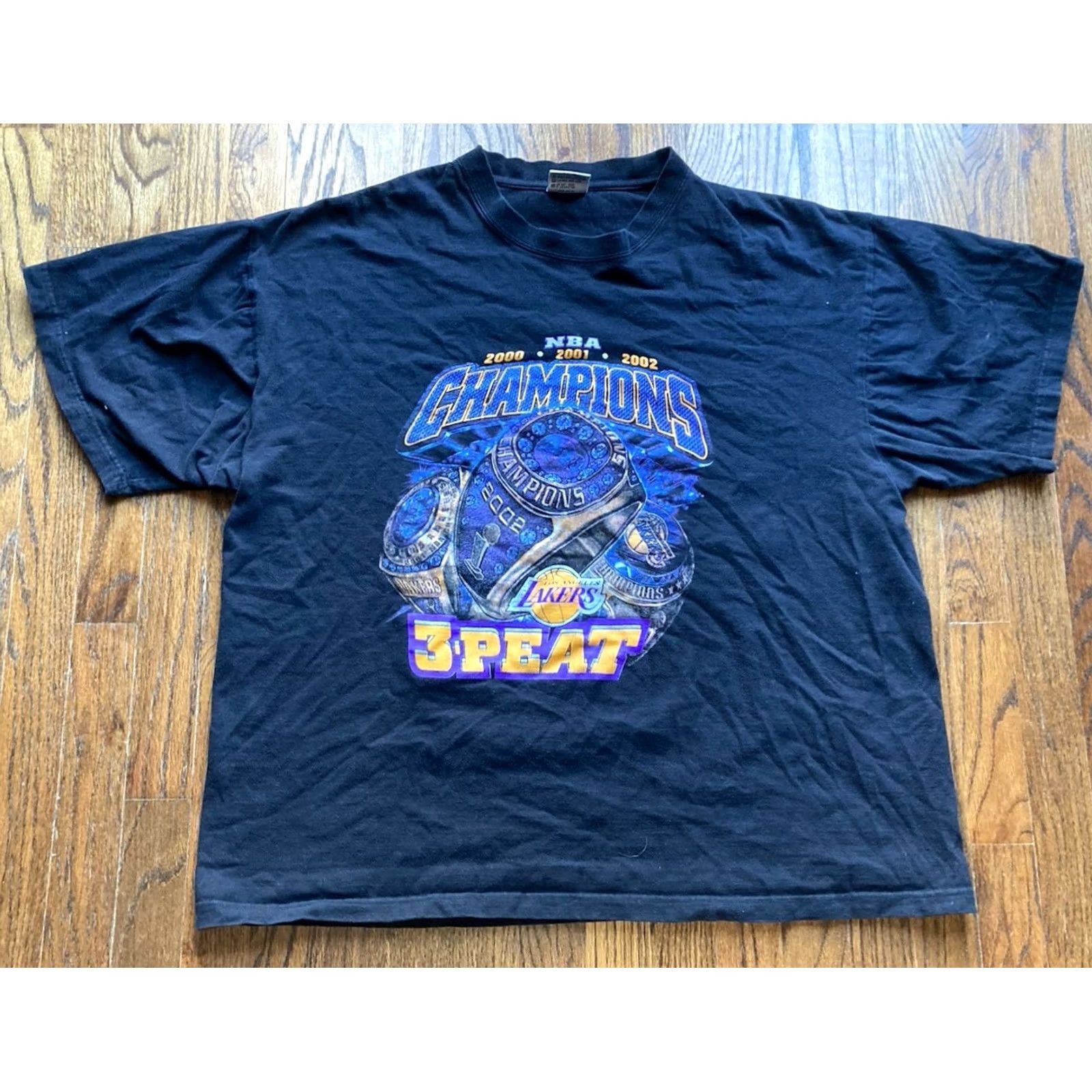 NBA VINTAGE BNK LA Lakers T Shirt 2XL Black 2002 3-Peat Championship Kobe Shaq Double-Sided Mens Sports USA Boys Girls Size US XXL / EU 58 / 5 - 2 Thumbnail