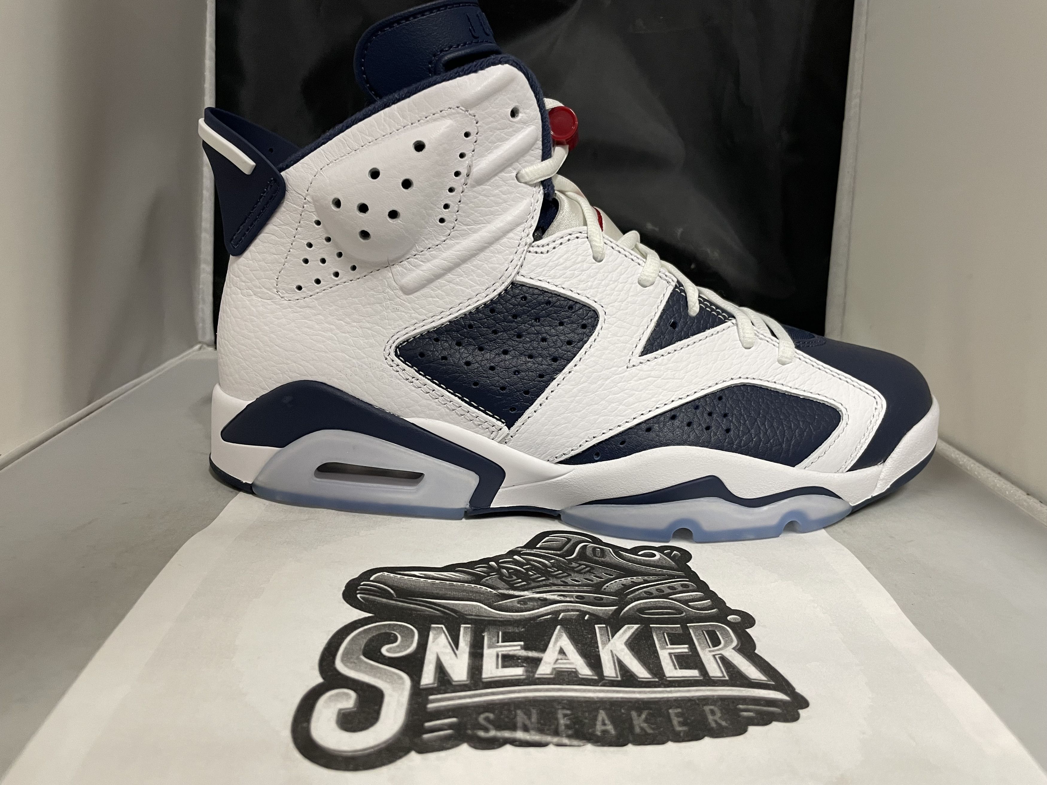 Air Jordan Retro 'White/Varsity Red' CT8529 164