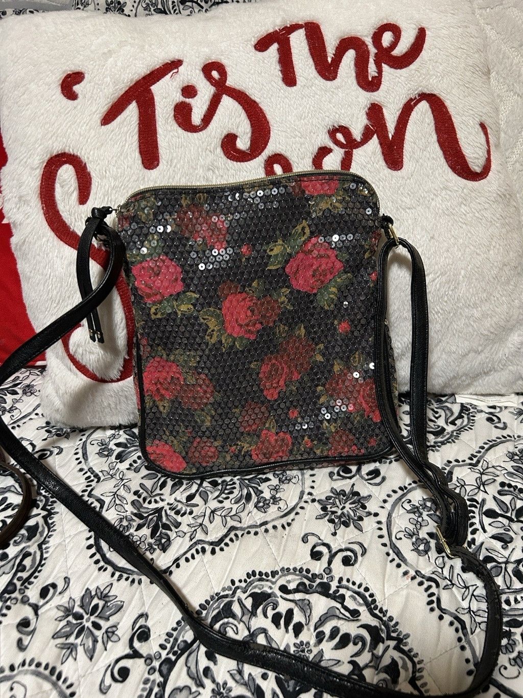 Betsey Johnson Betsey Johnson Black Red Roses Floral Sequin Crossbody Bag Size ONE SIZE - 2 Thumbnail