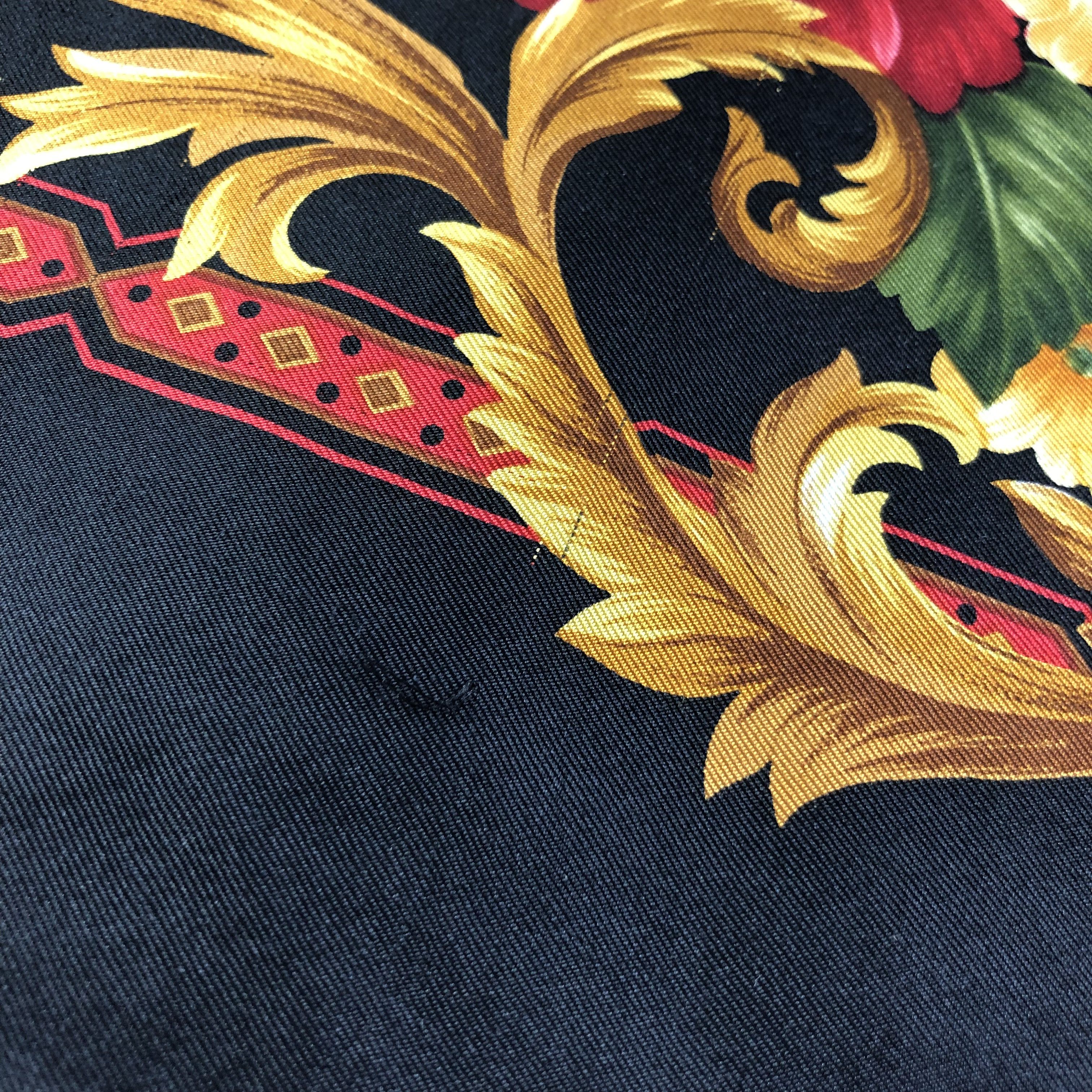 Japanese Brand Luxury Valentino Garavani Baroque Floral Silk Scarf M643 Size ONE SIZE - 6 Thumbnail