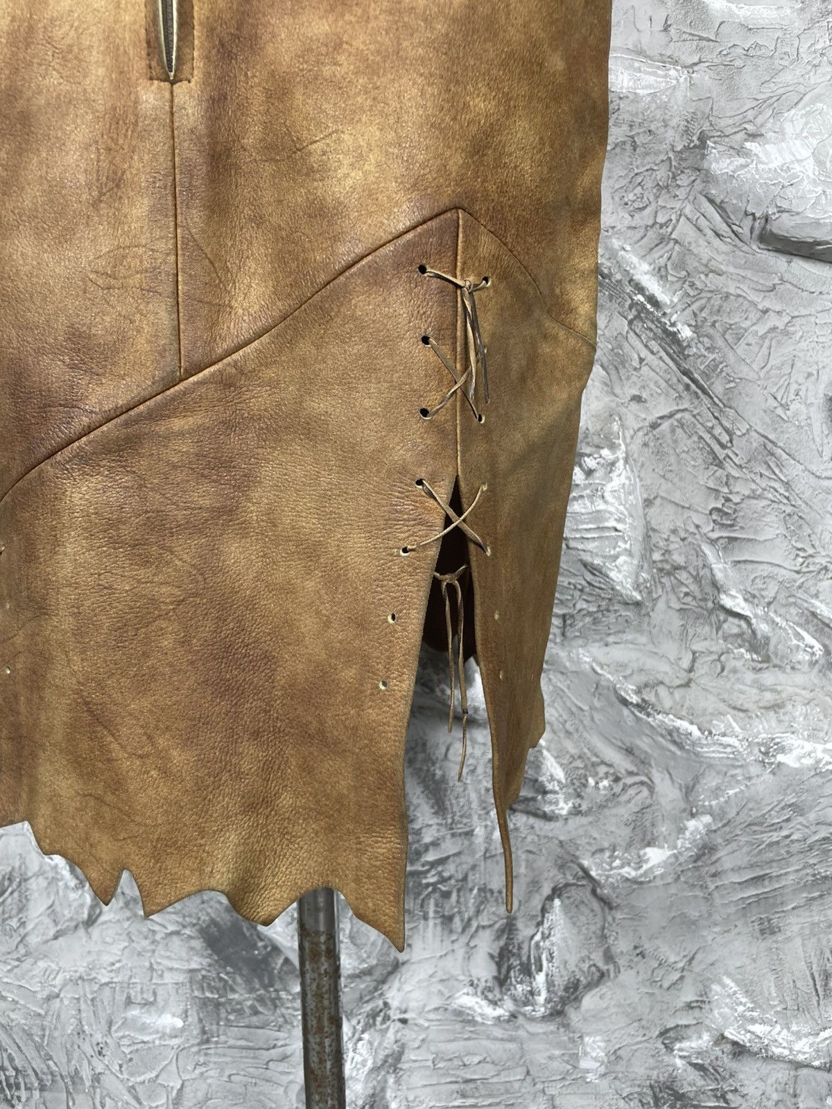 If Six Was Nine × Le Grande Bleu (L.G.B.) Primitive Post-Apocalyptic Fashion Vintage Leather Skirt Size 26" / US 2 / IT 38 - 9 Thumbnail