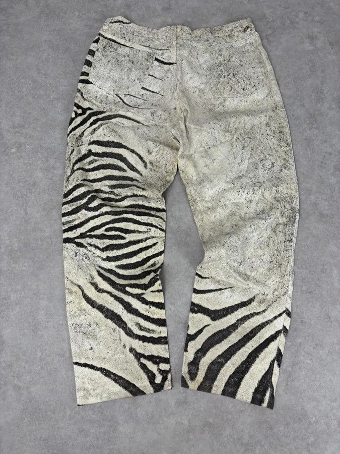 Roberto Cavalli 2000s Roberto Cavalli Creamy White Savage Zebra Pants Size 27" / US 4 / IT 40 - 6 Thumbnail