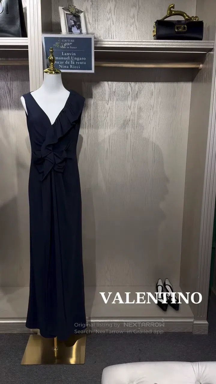 Valentino Valentino dress Size M / US 6-8 / IT 42-44 - 1 Thumbnail