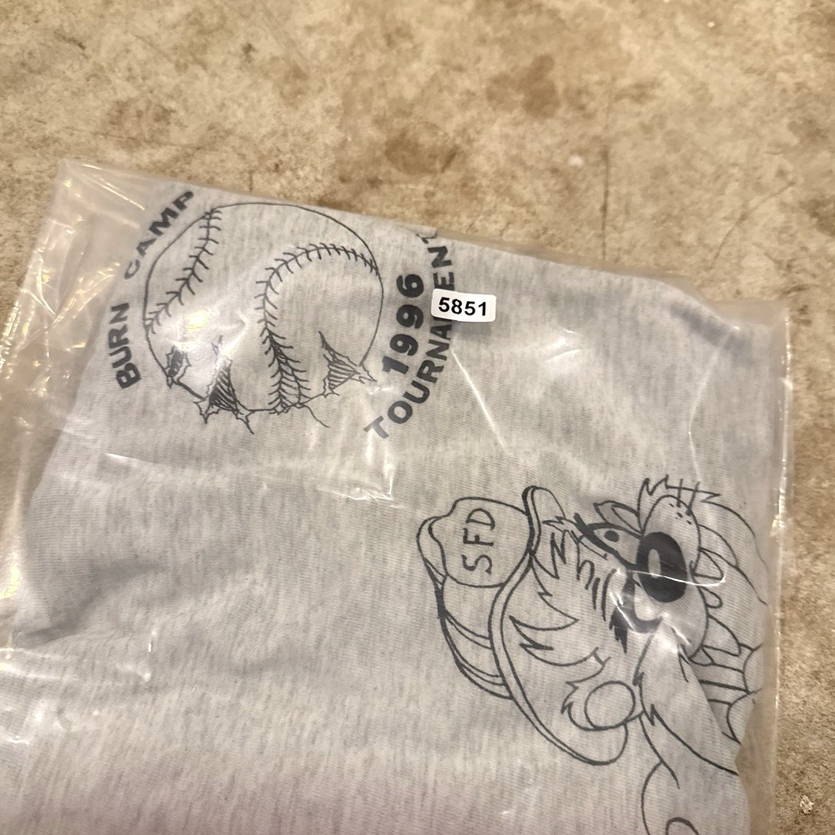 Fruit Of The Loom VINTAGE 90s Fruit of the Loom T-Shirt Taz Softball League Single Stitch Mens Large Gray Soft Mens Size US L / EU 52-54 / 3 - 8 Thumbnail