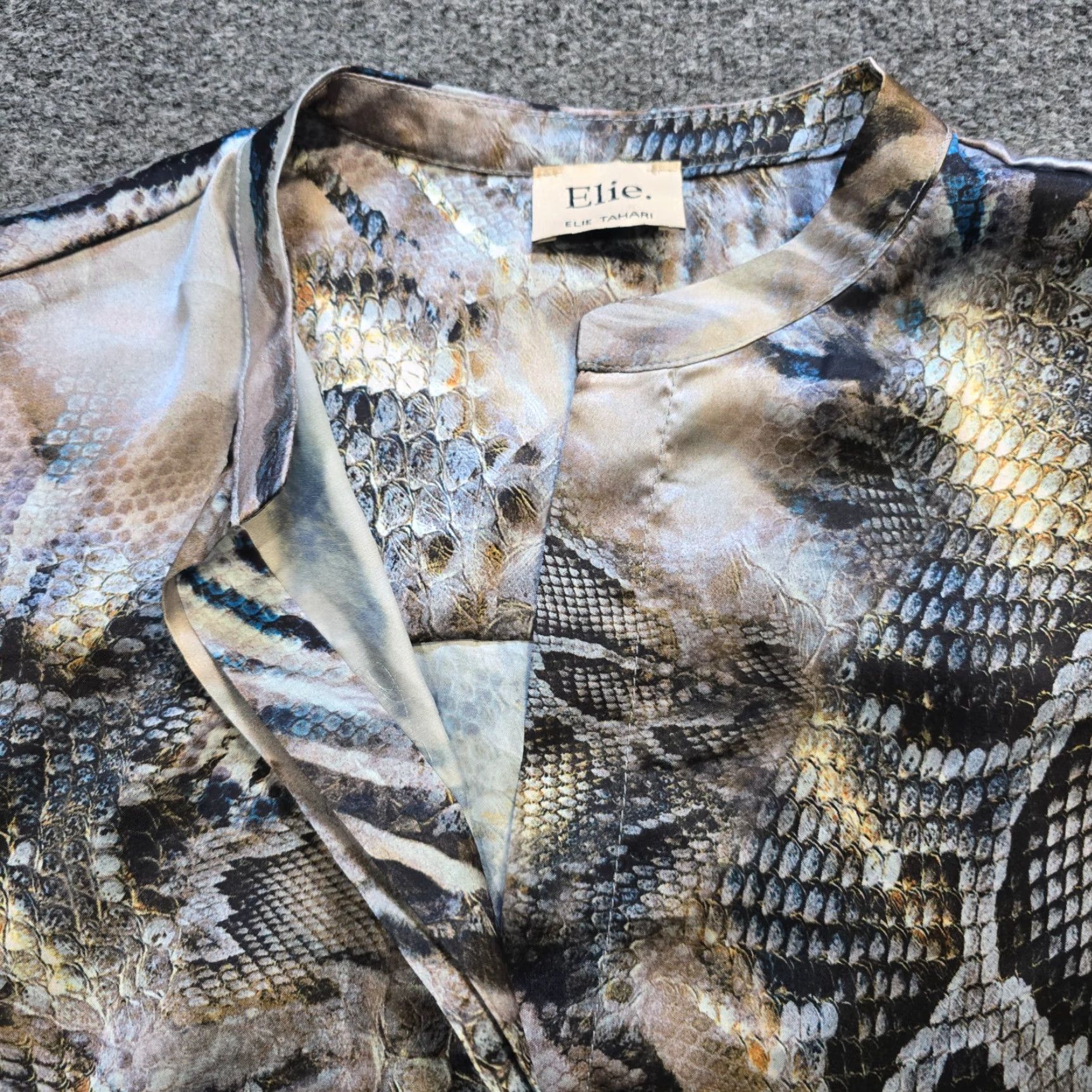 Elie Tahari Elie Tahari Blouse Womens Size S Gray Snakeskin Satin Sleeveless Button Career Shirt Size S / US 4 / IT 40 - 4 Thumbnail