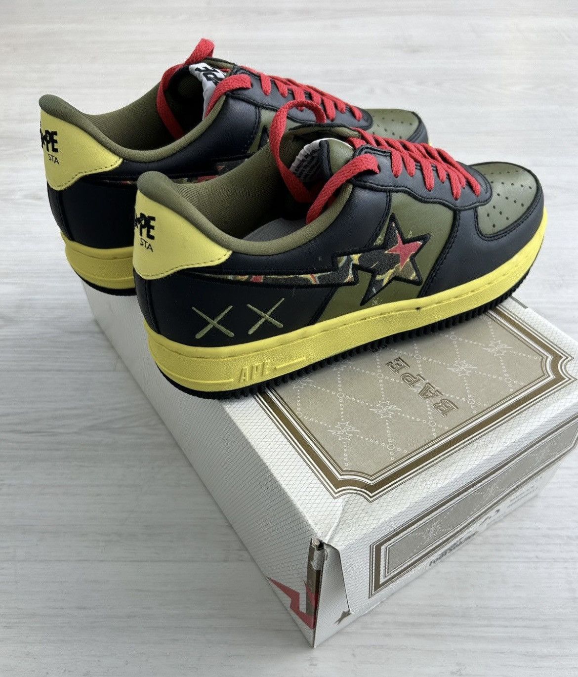 Bape × Kaws VERY RARE OG 2005 A BATHING APE X KAWS BAPESTA Size US 9.5 / EU 42-43 - 5 Thumbnail