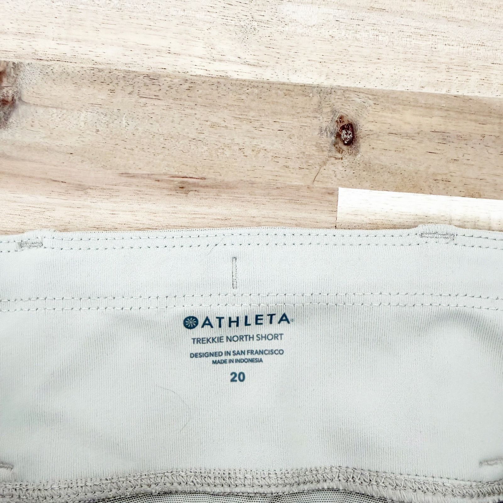 Athleta Athleta Tan Trekkie North Shorts Sz 20 Size 42" / US 20 - 2 Thumbnail