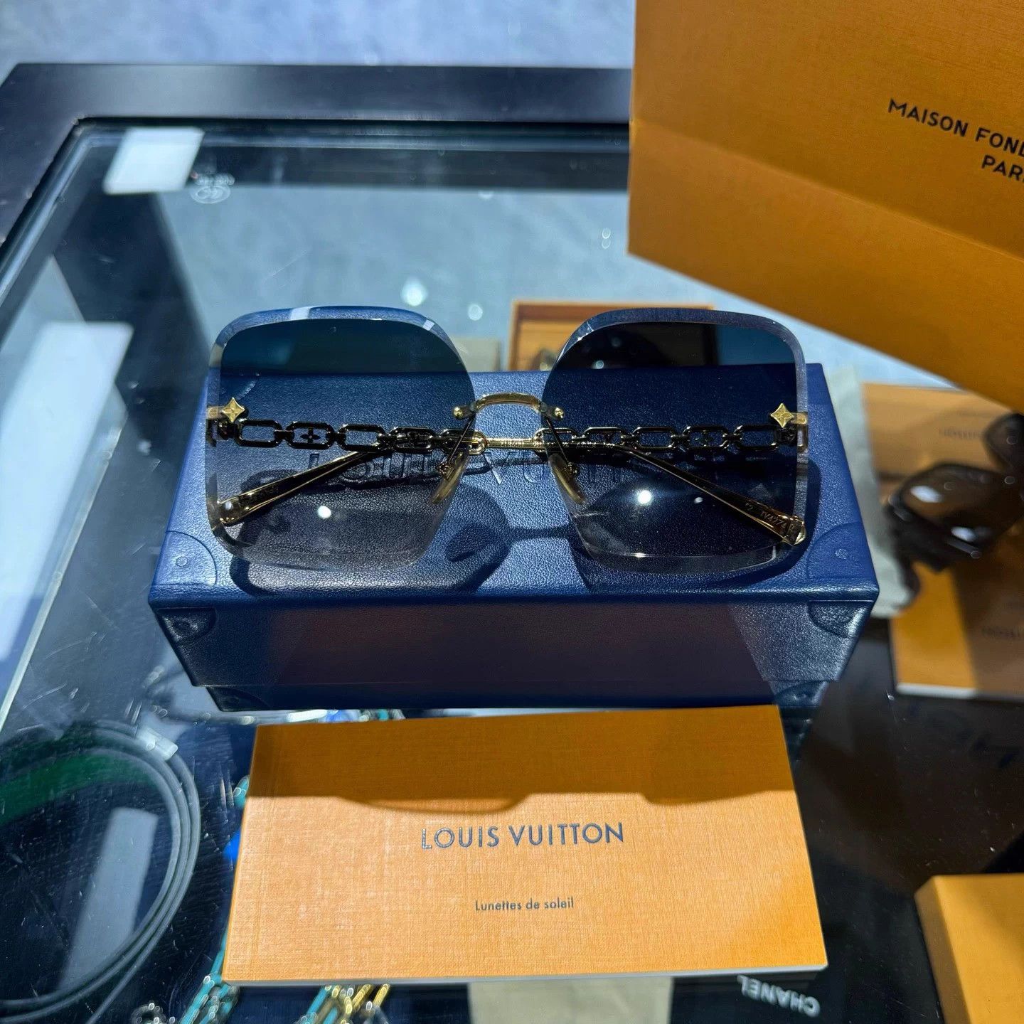 Louis Vuitton LV metal chain sunglasses 99 new full set Size ONE SIZE - 1 Thumbnail