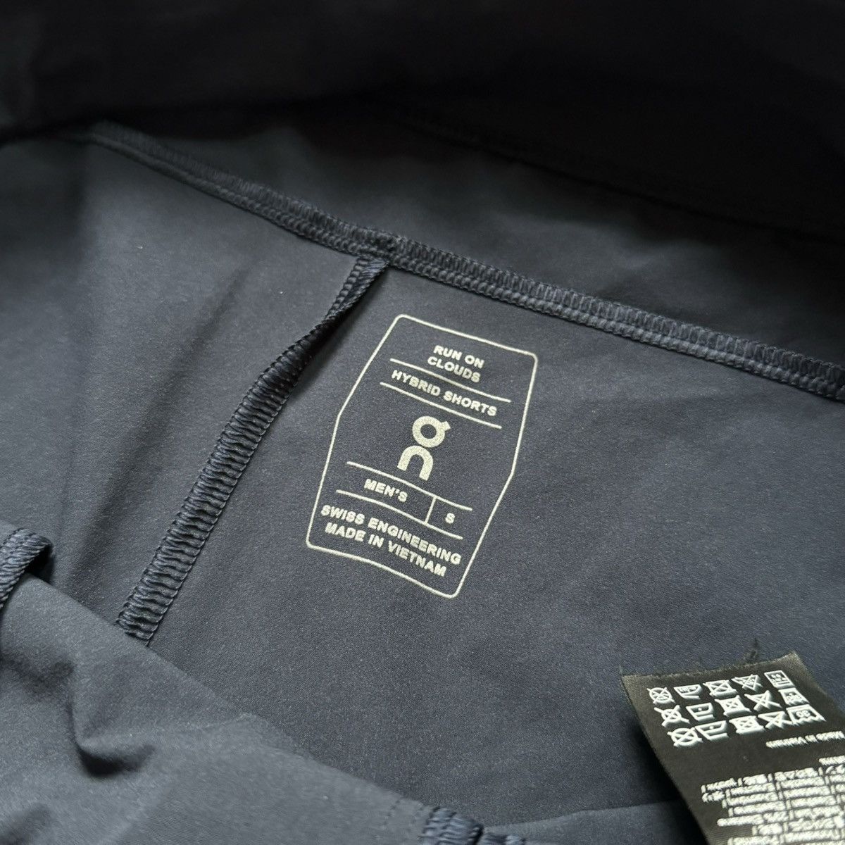 On On Cloud Hybrid Shorts Quick Dry Running Gear Solid Black Size US 30 / EU 46 - 8 Thumbnail