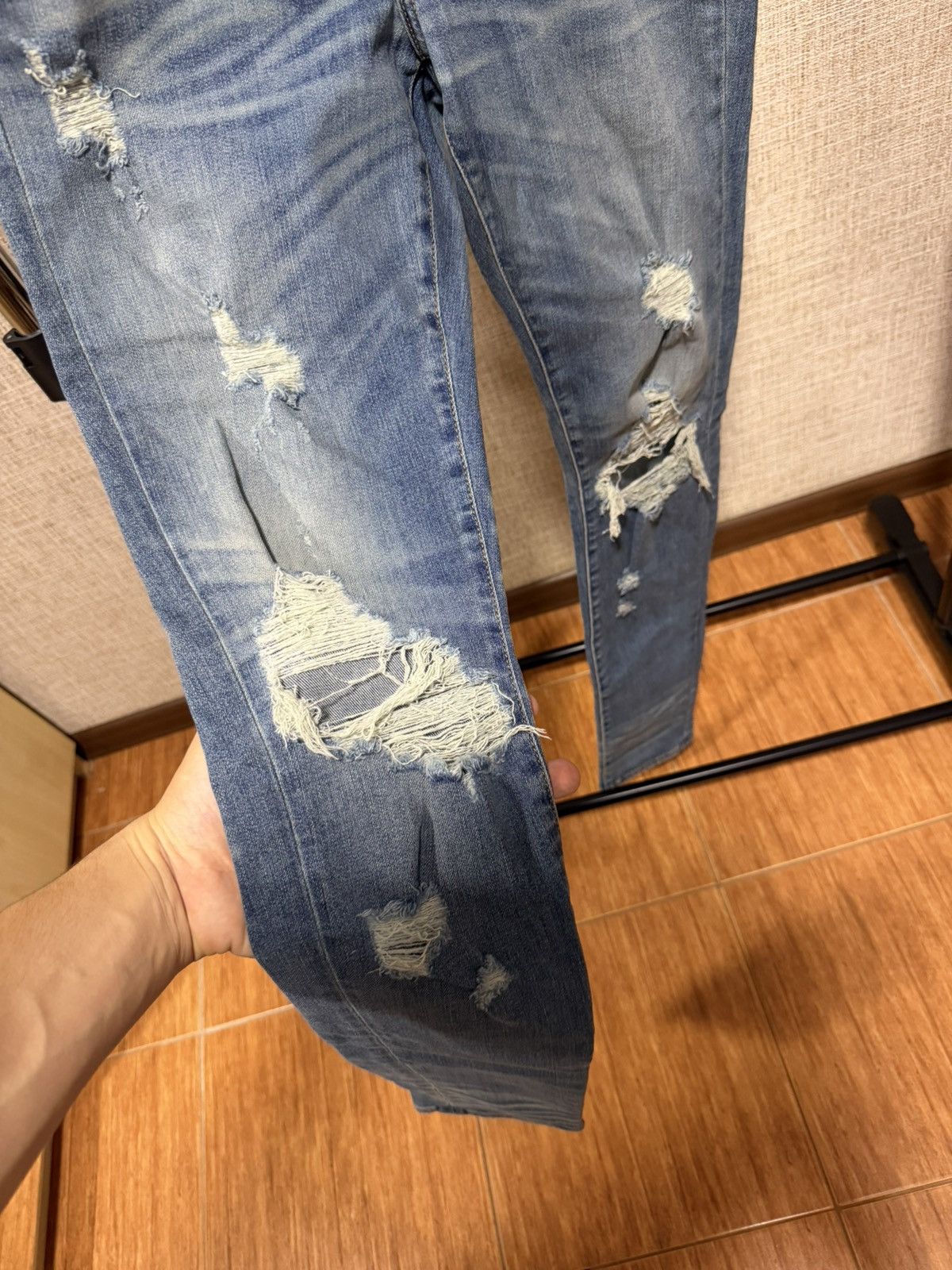 Amiri AMIRI DISTRESSED LIGHT BLUE SLIM JEANS Size US 30 / EU 46 - 5 Thumbnail