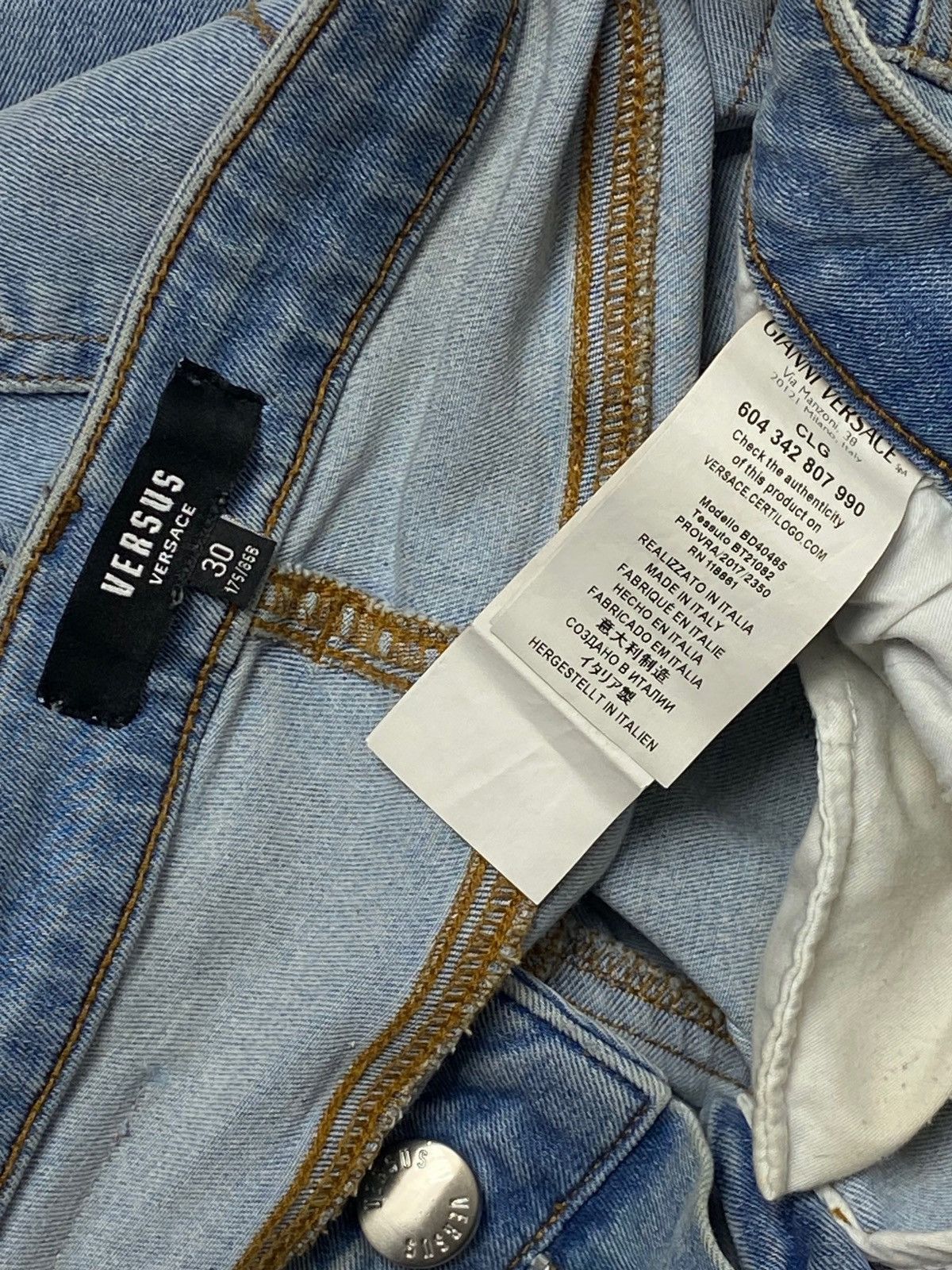 Jean Vintage VERSUS VERSACE Blue Animal Patch Jeans Slim Y2K Size 31" - 8 Thumbnail