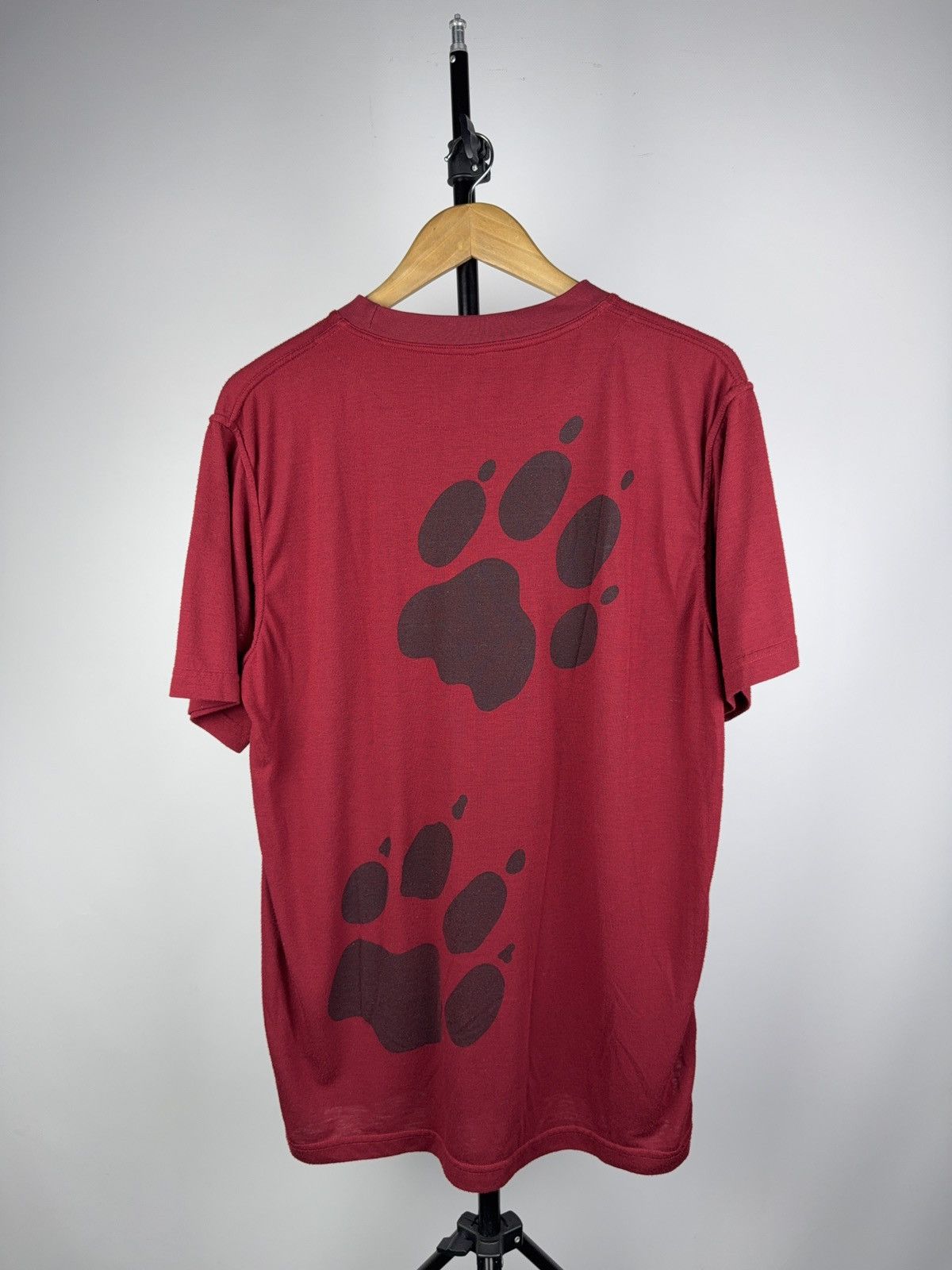 Jack Wolfskin 90s Jack Wolfskin Red Outdoor Logo Pawprint T-Shirt XL Size US L / EU 52-54 / 3 - 1 Thumbnail