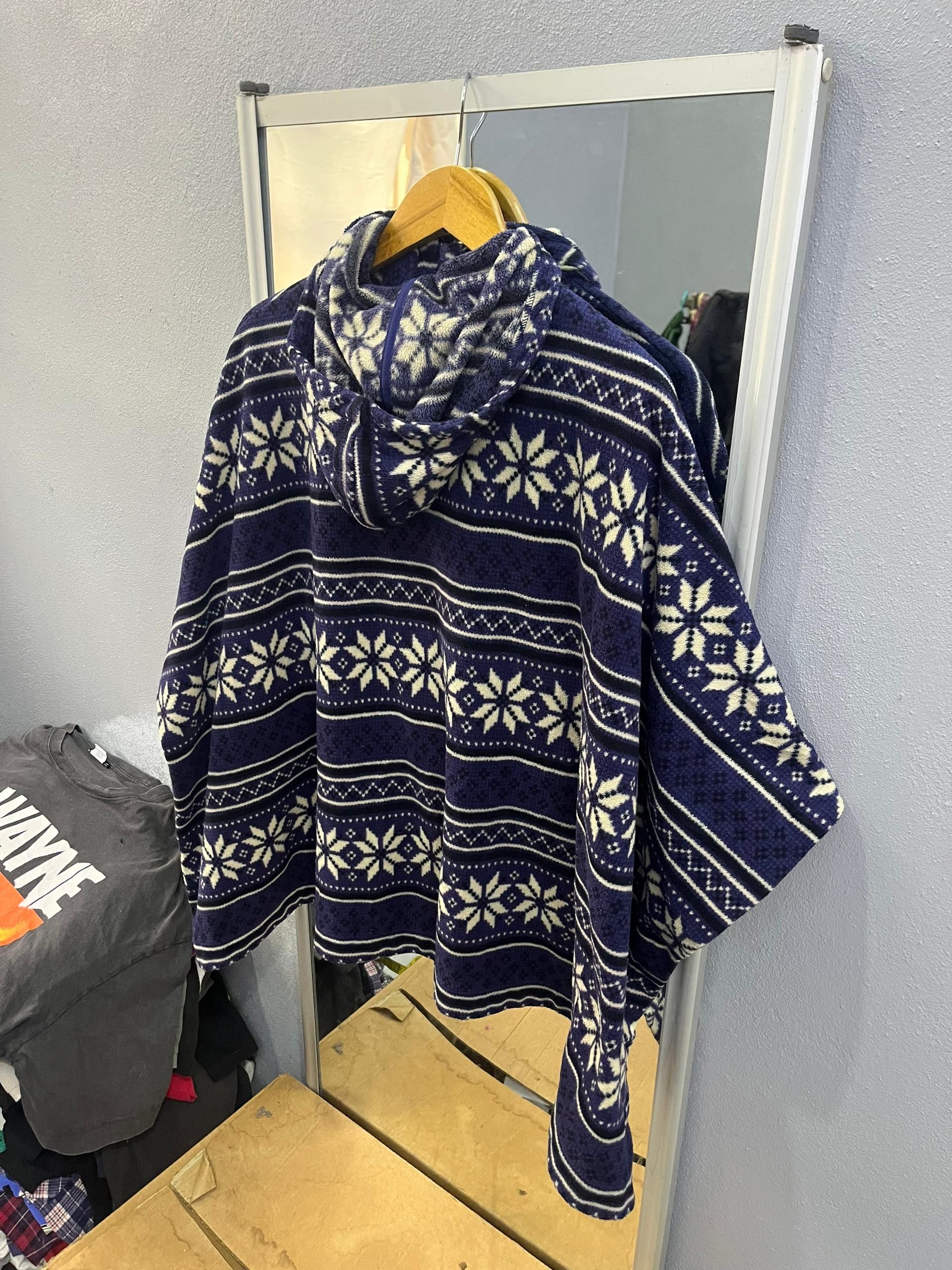Uniqlo Uniqlo Fair Isle Caped Hoodie Poncho Fleece Size ONE SIZE - 11 Thumbnail