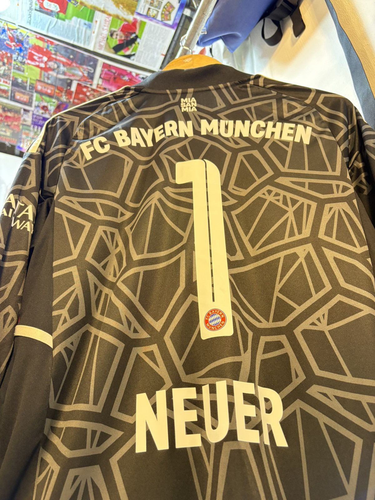 Adidas 2022-2023 Bayern Munich Goalkeeper Kit Size US M / EU 48-50 / 2 - 3 Thumbnail