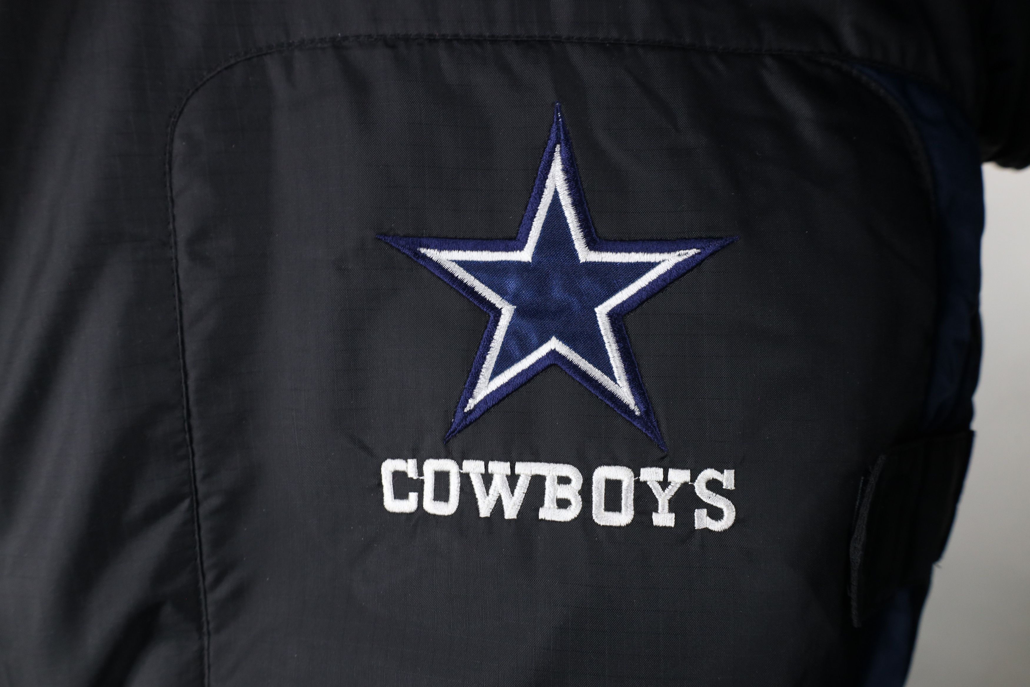 Vintage Vintage 90s Dallas Cowboys Football Quilted Puffer Jacket Size US XL / EU 56 / 4 - 6 Thumbnail