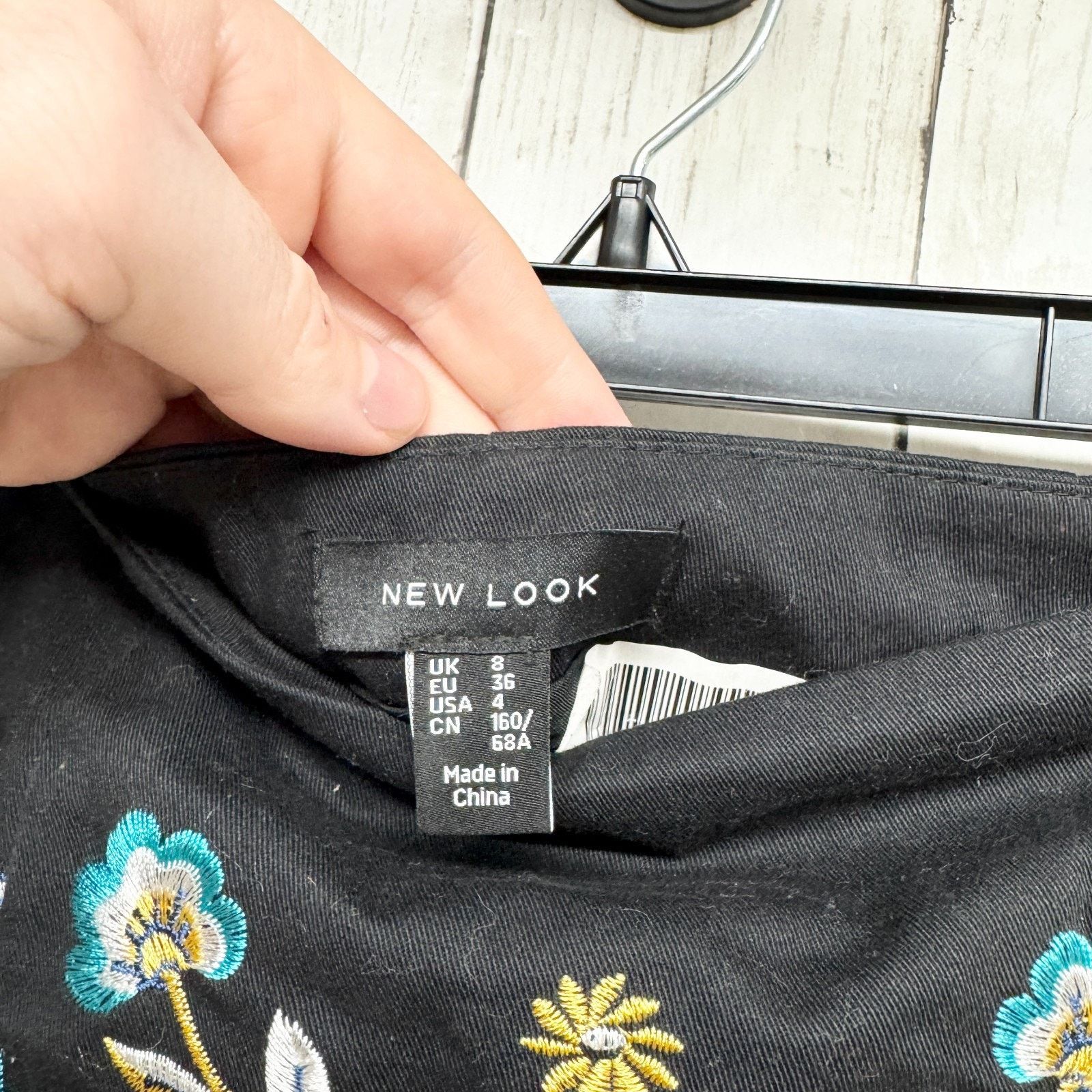 New Look New Look Skirt Size 4 Embroidered Pattern Mini Side Zip Size 27" / US 4 / IT 40 - 3 Thumbnail