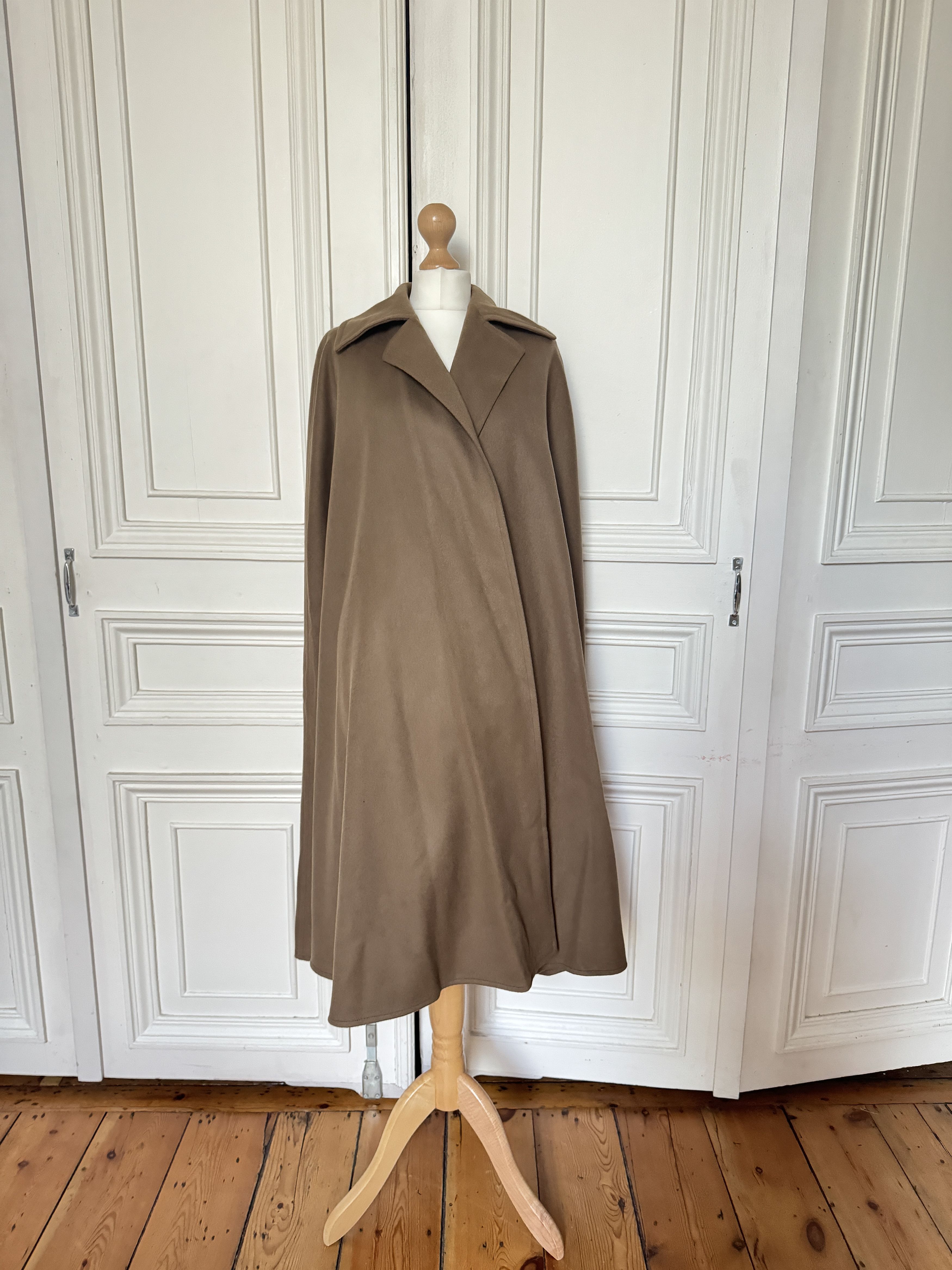 Saint Laurent Paris × Yves Saint Laurent 1970S Vintage Brown Wool Cape Size XS / US 0-2 / IT 36-38 - 2 Thumbnail