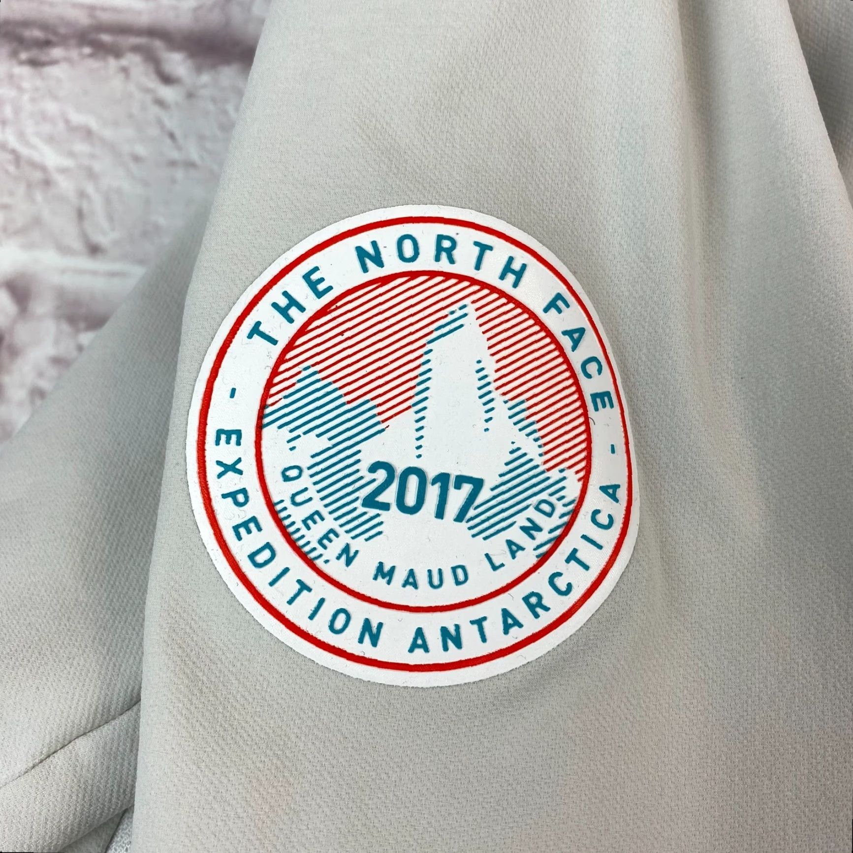 The North Face VINTAGE? No, not vintage. The North Face Expedition Antarctica 2017 Women Jacket Size M Full Zip Hoodie Size M / US 6-8 / IT 42-44 - 2 Thumbnail