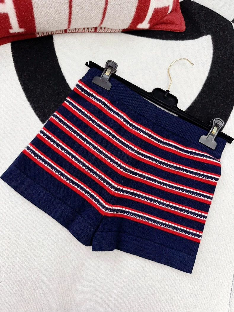 Chanel Chanel 21C red and black knitted striped shorts Size 42" / US 20 - 2 Thumbnail