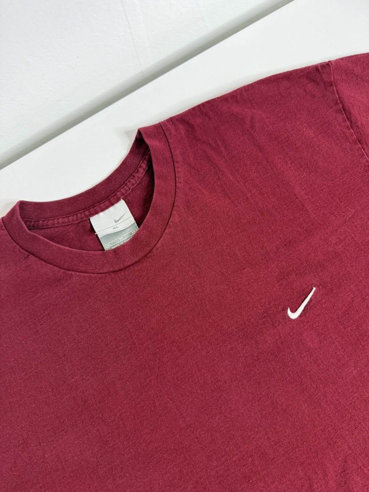 Vintage VINTAGE Nike Y2K Micro Logo Tee "Red" (XL) *PREOWNED* Size US XL / EU 56 / 4 - 2 Thumbnail
