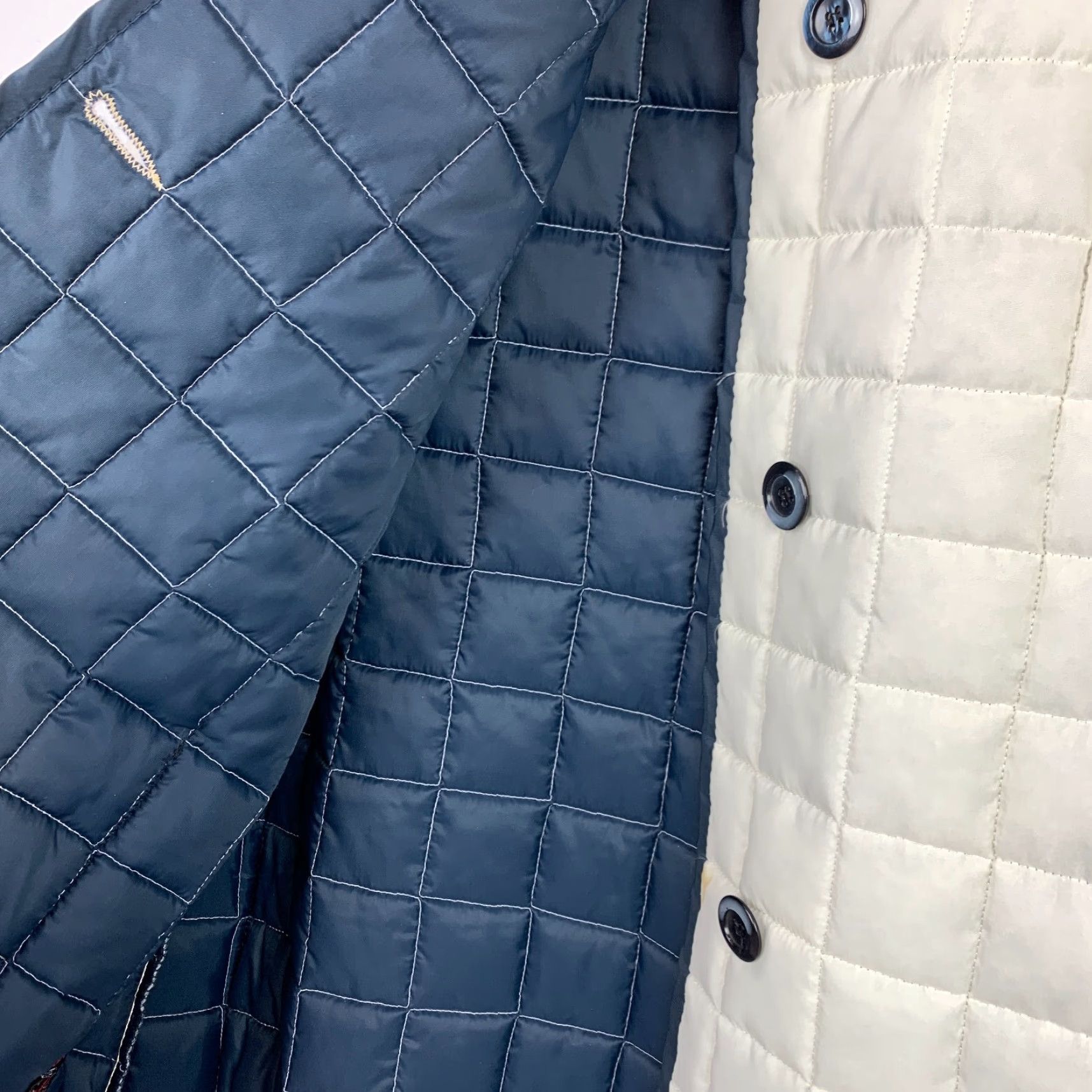 Vintage VINTAGE White Bear of St Paul Minnesota Navy Quilted Button Puffer Coat Medium Shirt Womens M White 1970s Coat Mens Womens Size M / US 6-8 / IT 42-44 - 5 Thumbnail