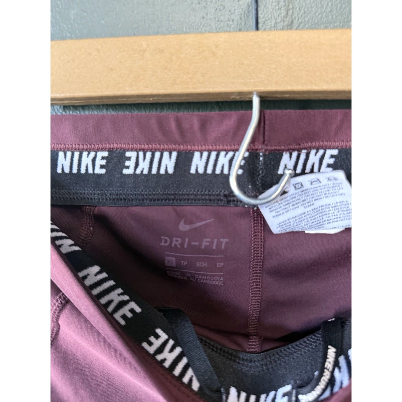 Nike Nike Womens Cropped Leggings Sportswear Red XS Size Cropped Athletic Compression Pants 891013-652 Womens Slim Fit Activewear 24in inseam XS Size 26" / US 2 / IT 38 - 3 Thumbnail