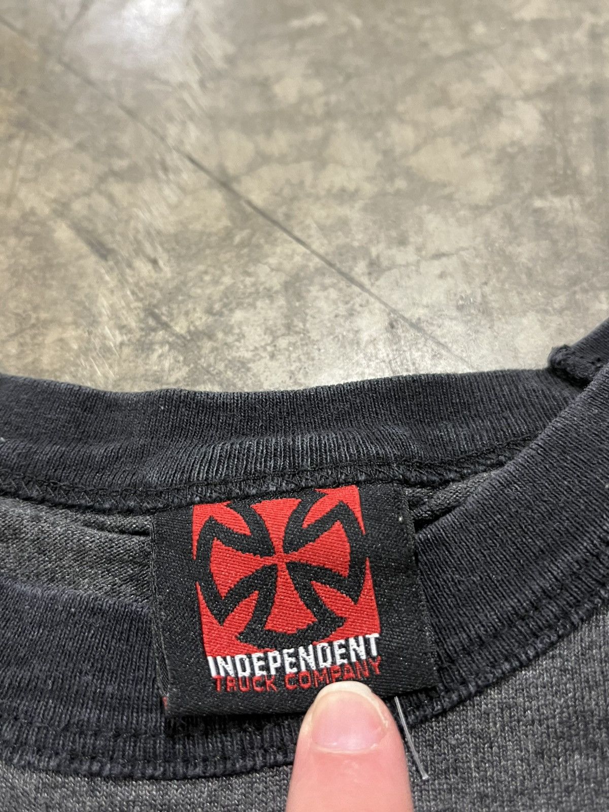 Independent Truck Co. × Vintage Independent truck co vintage longsleeve two tone tee rare Size US L / EU 52-54 / 3 - 6 Thumbnail