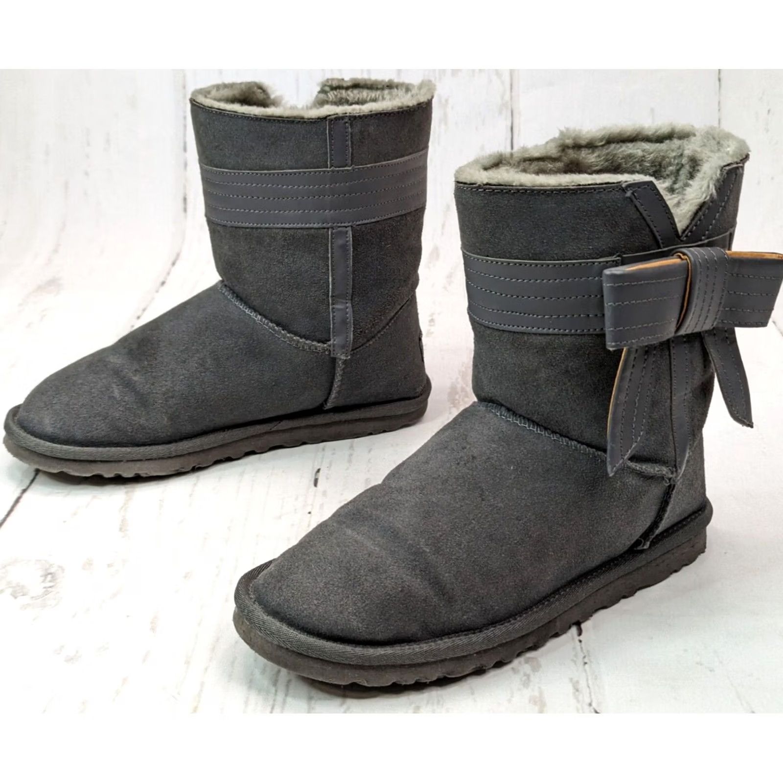 Ugg UGG Suede Boots Womens 9 Gray Bow Shearling Lined Winter Warm Short Platform 1 in Casual Boots Womens 9 Gray Bow Shearling Lined Winter Classic Size 30" / US 8 / IT 44 - 2 Thumbnail