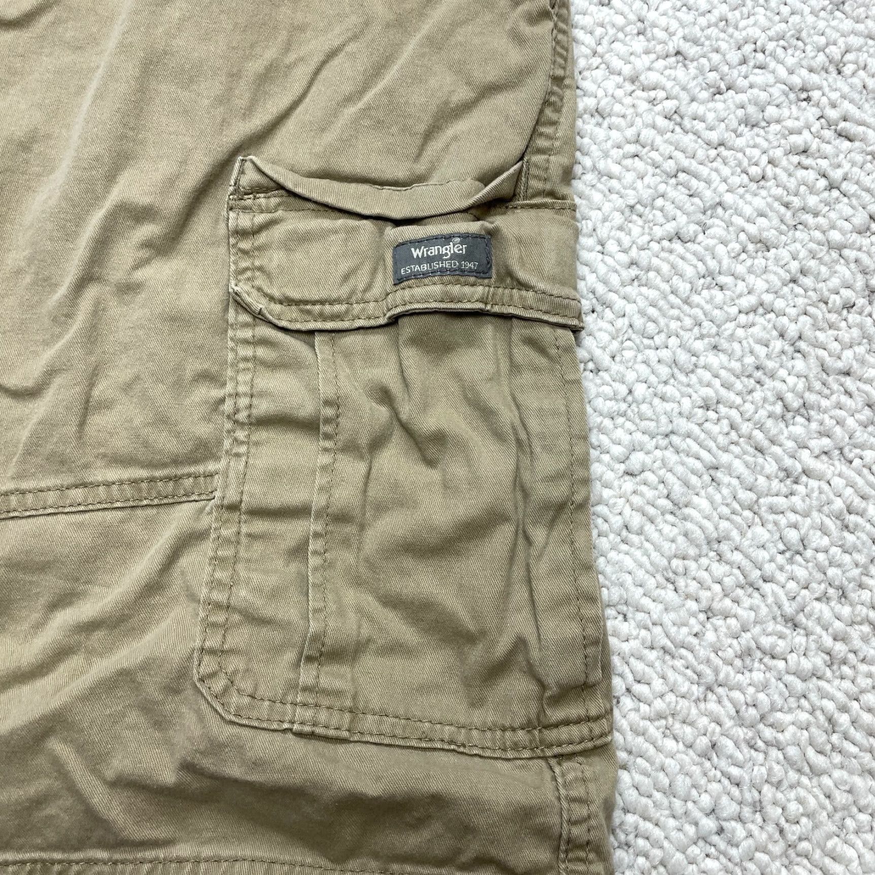 Wrangler Wrangler Cargo Shorts Mens 44 Relaxed Fit Beige Brown Pockets Inseam 910" Adult Size US 44 / EU 60 - 2 Thumbnail