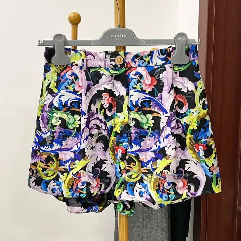 Versace Versace Colorful Silk Women's Shorts . Size 26" / US 2 / IT 38 - 1 Thumbnail