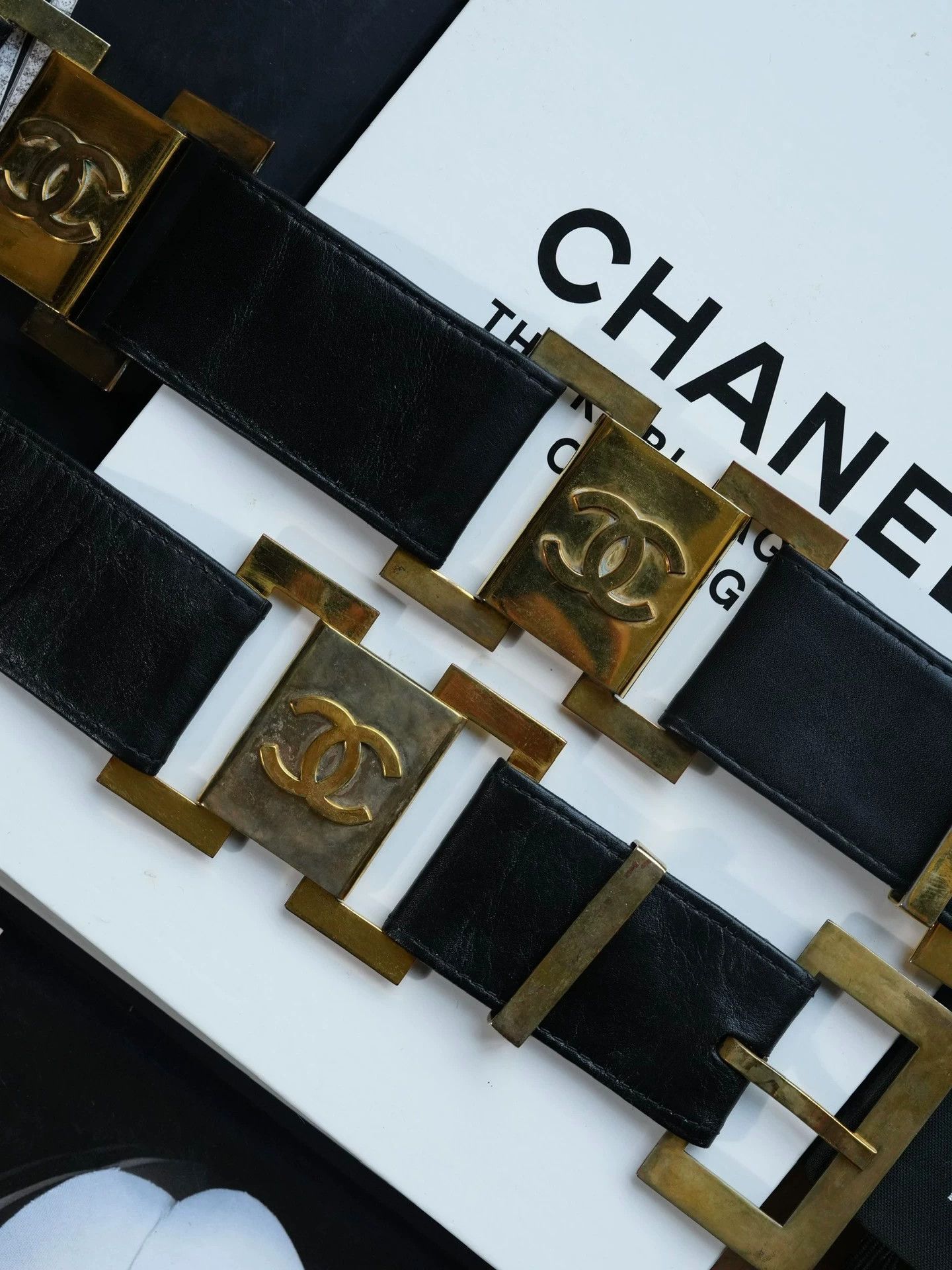 Chanel Chanel 1990s Vintage Black & Gold Belt Size ONE SIZE - 5 Thumbnail