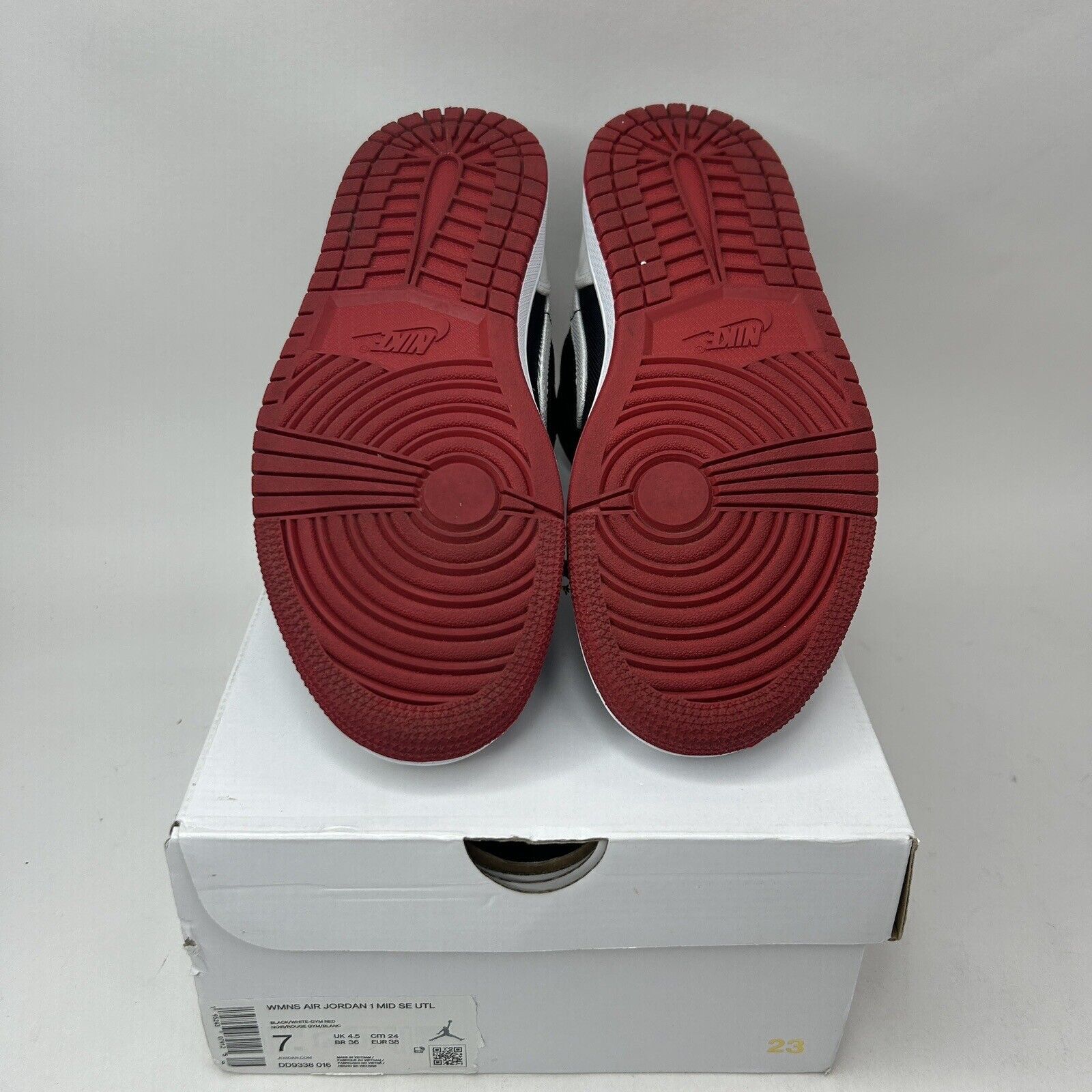 Jordan Brand Nike Air Jordan 1 Mid SE WMNS “Utility/Black Gym Red” Size US 7 / IT 37 - 7 Thumbnail