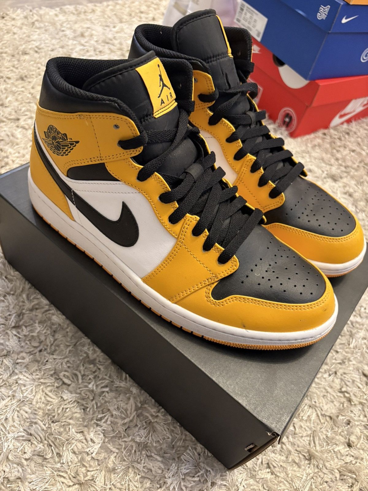 Jordan Brand Air Jordan 1 Mid Size US 11 / EU 44 - 1 Thumbnail