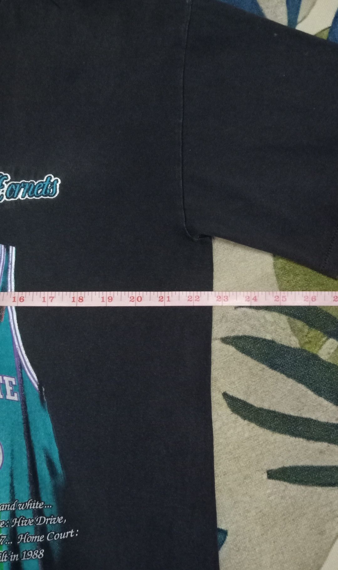 NBA Vintage 90s NBA Charlotte Hornets T-shirt Size US L / EU 52-54 / 3 - 23 Thumbnail