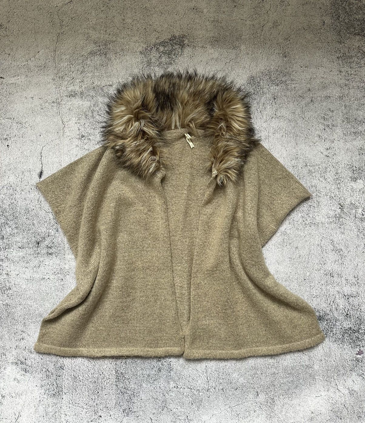 Japanese Brand Faux Fur Cape Archive Fit Women's Beige Size M / US 6-8 / IT 42-44 - 1 Thumbnail