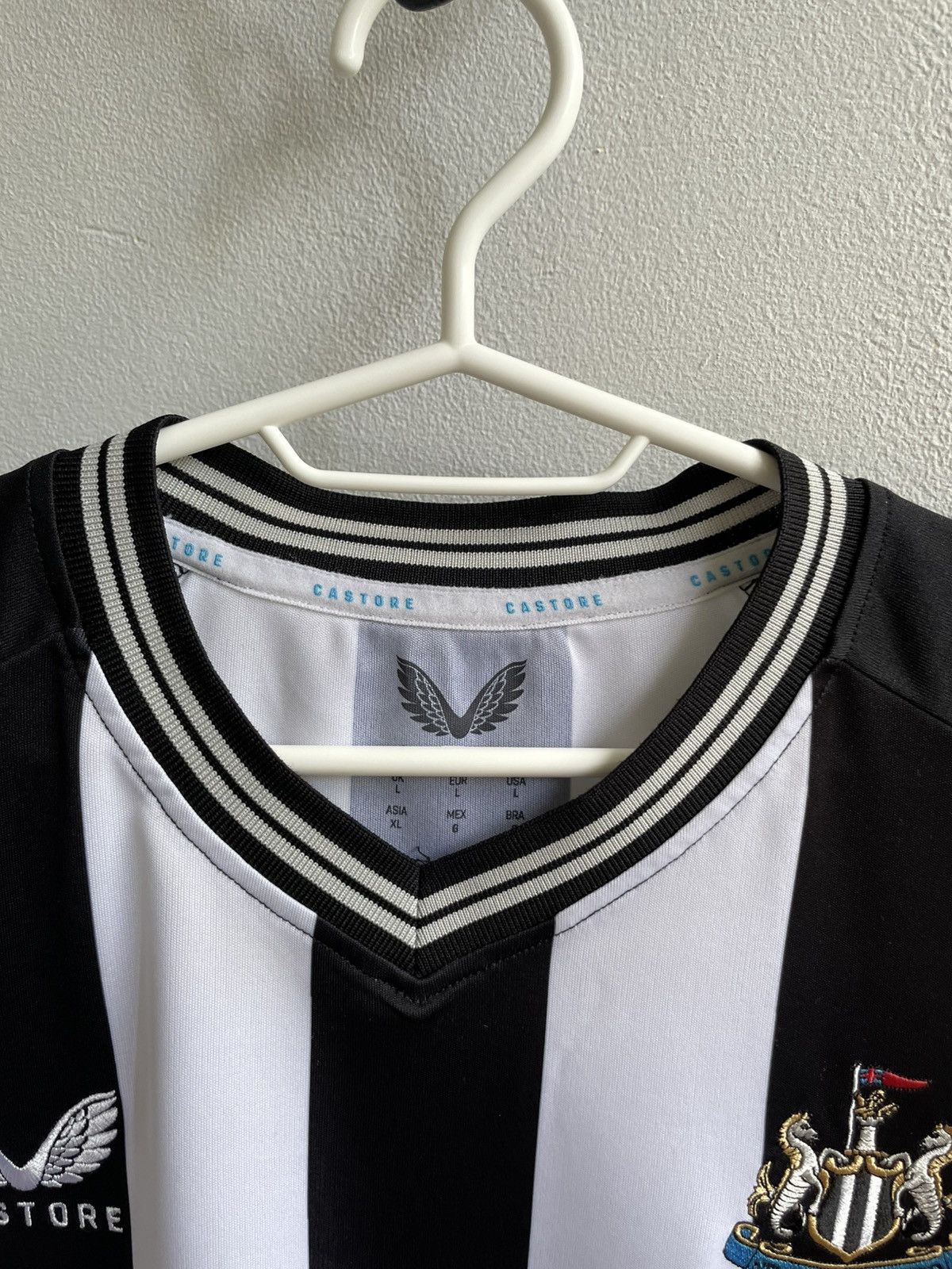 Castore NewCastle United 2023 2024 Home Football Shirt Soccer Jersey Size US L / EU 52-54 / 3 - 10 Thumbnail