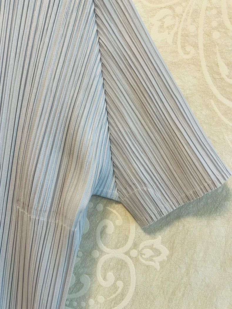 Issey Miyake size:3 Dark grey pleated short-sleeved shirt