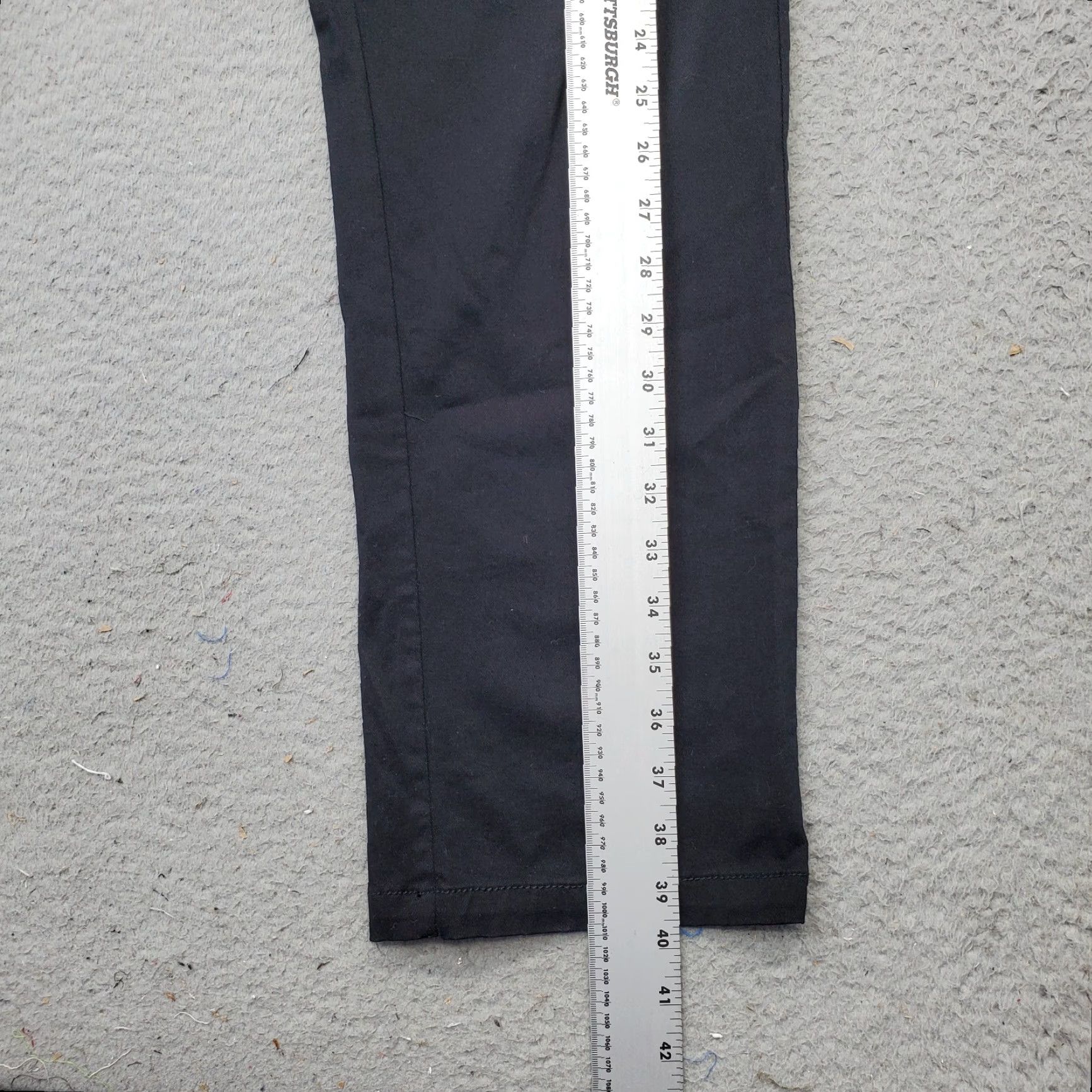Old Navy Old Navy Chino Pants Mens Size 36/30 Black Casual Pants Men 36/30 Cotton Flat Front Pockets Button Front Size US 36 / EU 52 - 3 Thumbnail