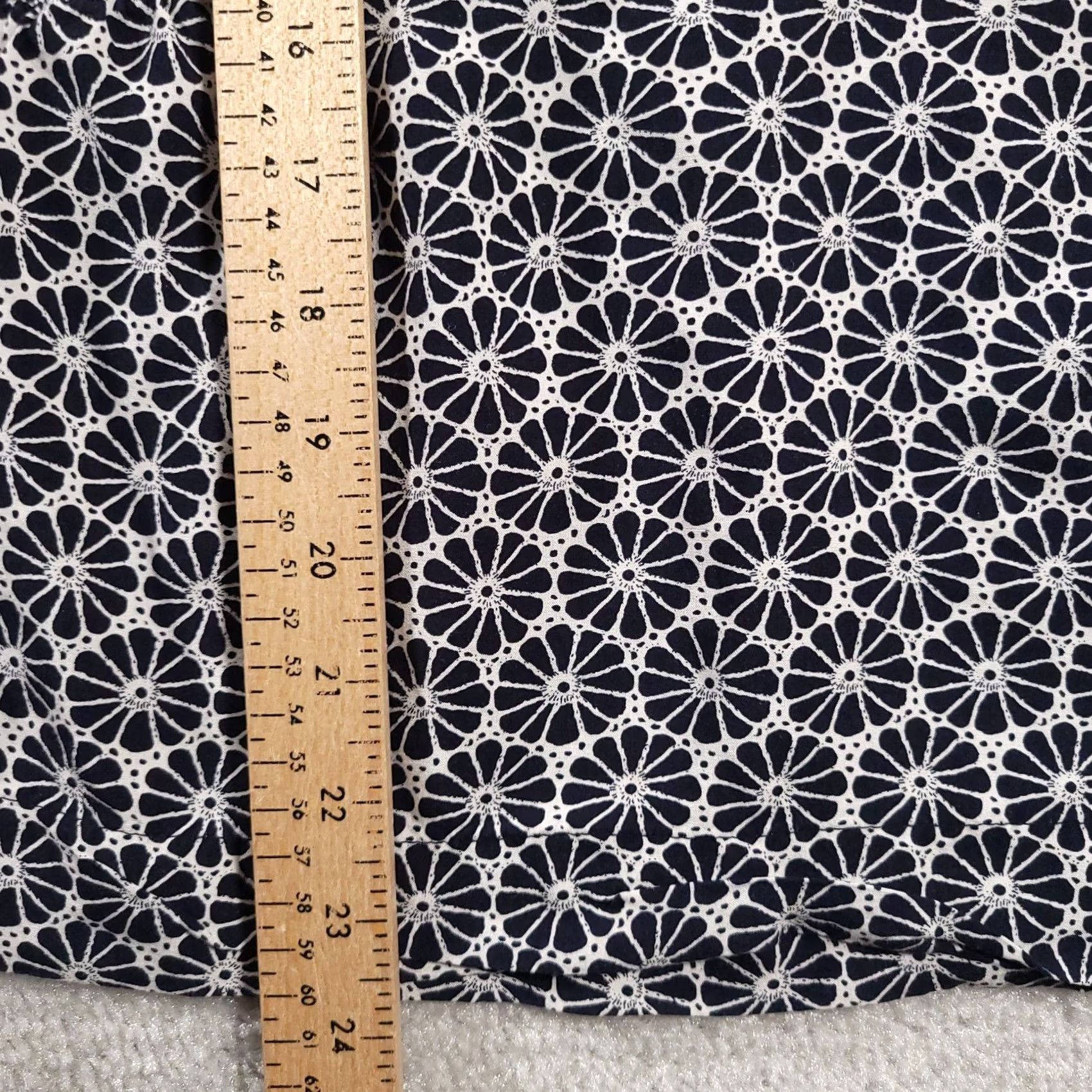 Tommy Hilfiger Tommy Hilfiger Top Womens Size XS Navy White V-Neckline Short Sleeve Floral Bead Size XS / US 0-2 / IT 36-38 - 7 Thumbnail