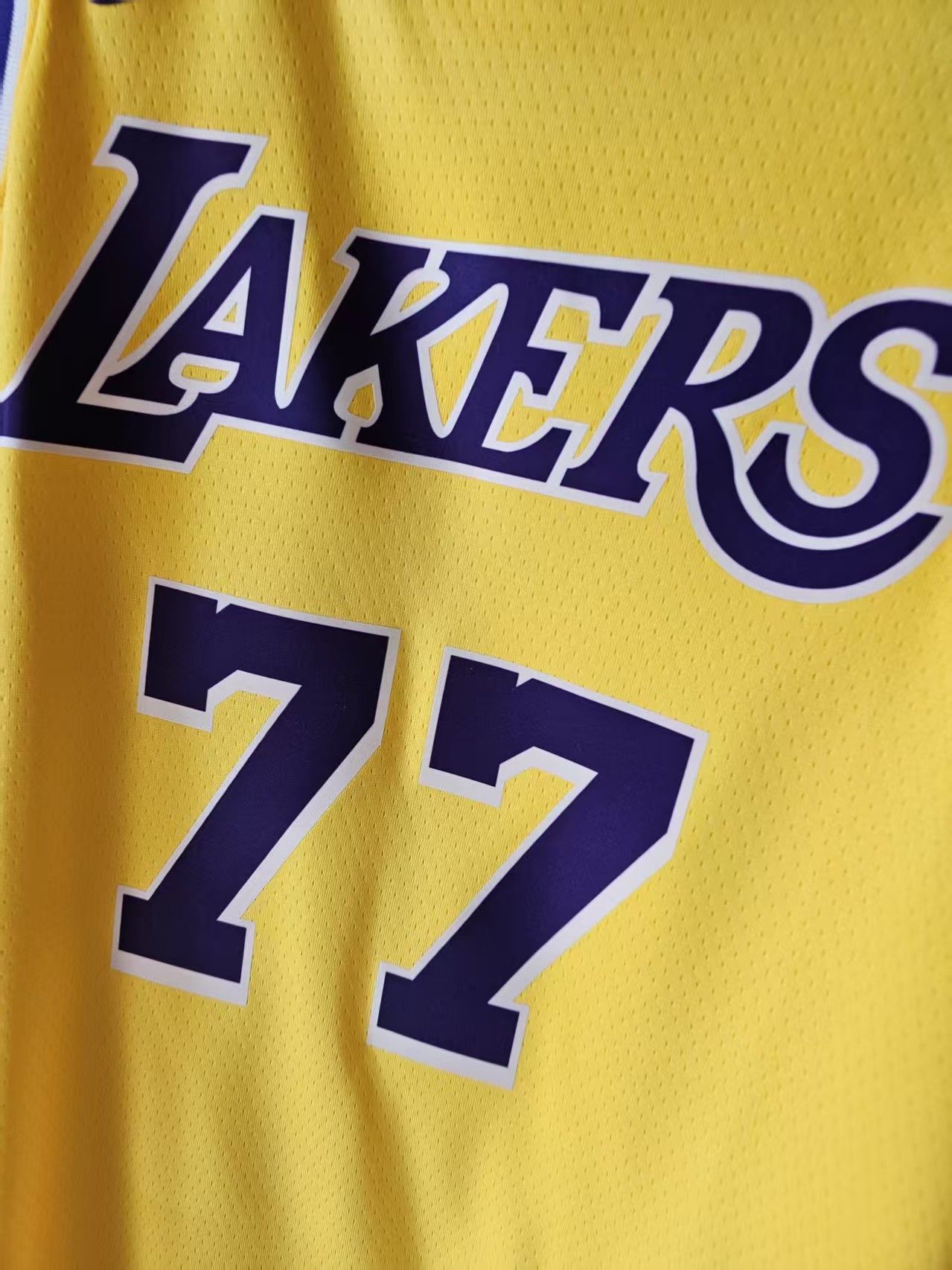 NBA Los Angeles Lakers 77 Luka Dončić Jersey Yellow Size US XL / EU 56 / 4 - 3 Thumbnail