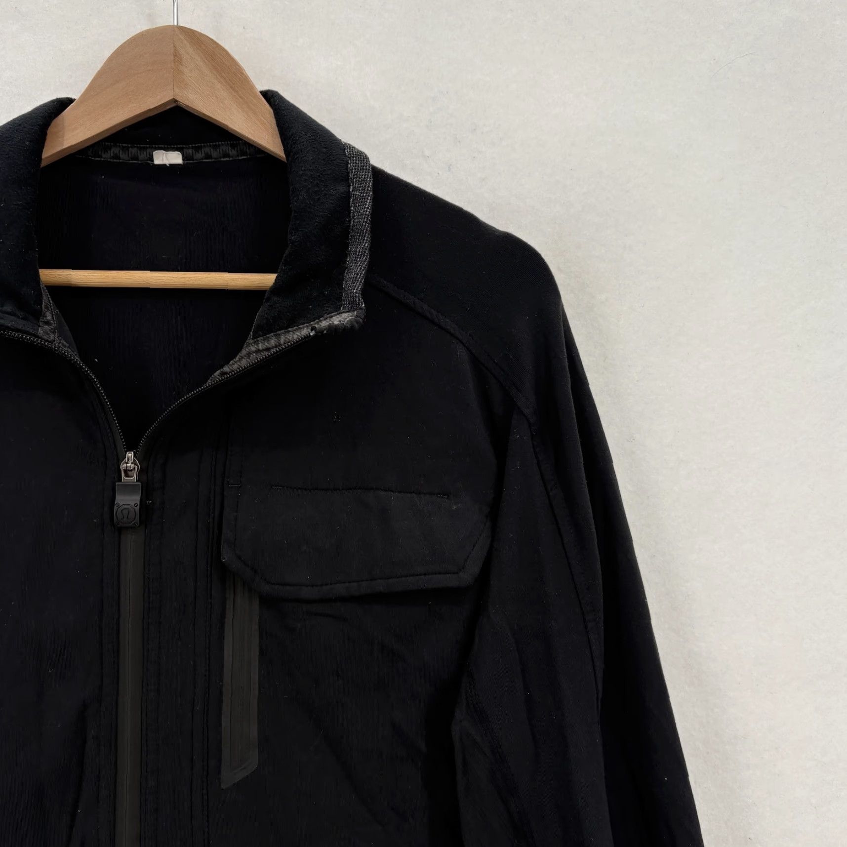 Lululemon Lululemon Jacket Mens Large Black Gray Full Zip Chest Pocket Athletic Jacket Size US L / EU 52-54 / 3 - 2 Thumbnail