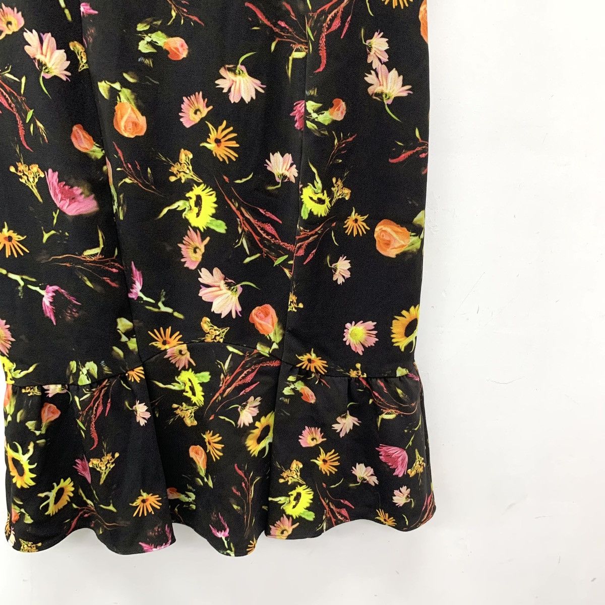 Moschino Moschino All-over Print V-neck Short Sleeve Dress K26WX Size S / US 4 / IT 40 - 4 Thumbnail